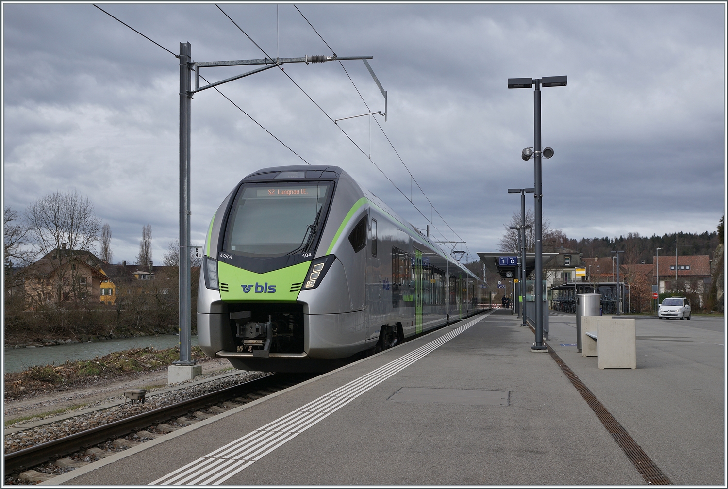 Der neue Bahnhof von Laupen (BE) mag fonctionnel sein, verfügt aber über keinerlei Charme. Ums so mehr böte sich der  alte Bahnhof  und die Strecke nach Gümmenen für eine Museumsbahn an...

Der BLS RABe 528 104 wartet in Laupen BE auf die Abfahrt als S 2 15243 nach Langnau i.E. via Bern - Konolfingen.

24. Jan. 2024