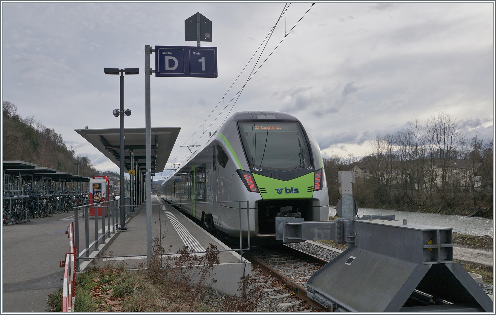 Der neue Bahnhof von Laupen BE mag fonctionnel sein, verfügt aber über keinerlei Charme. Ums so mehr böte sich der  alte Bahnhof  und die Strecke nach Gümmenen für eine Museumsbahn an... Der BLS RABe 528 104 wartet in Laupen BE auf die Abfahrt als S 2 15243 nach Langnau i.E. via Bern - Konolfingen. 

24. Januar 2024