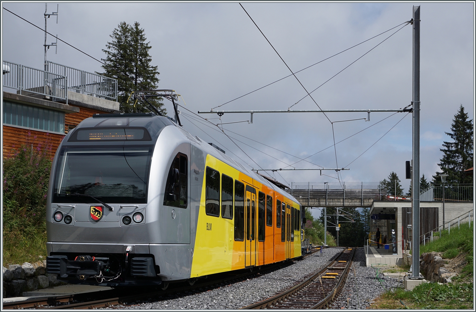 Der neue BLM Be 4/6 101  Eiger  erreicht den umgestalteten Bahnhof von Winteregg. 

8. Aug. 2024