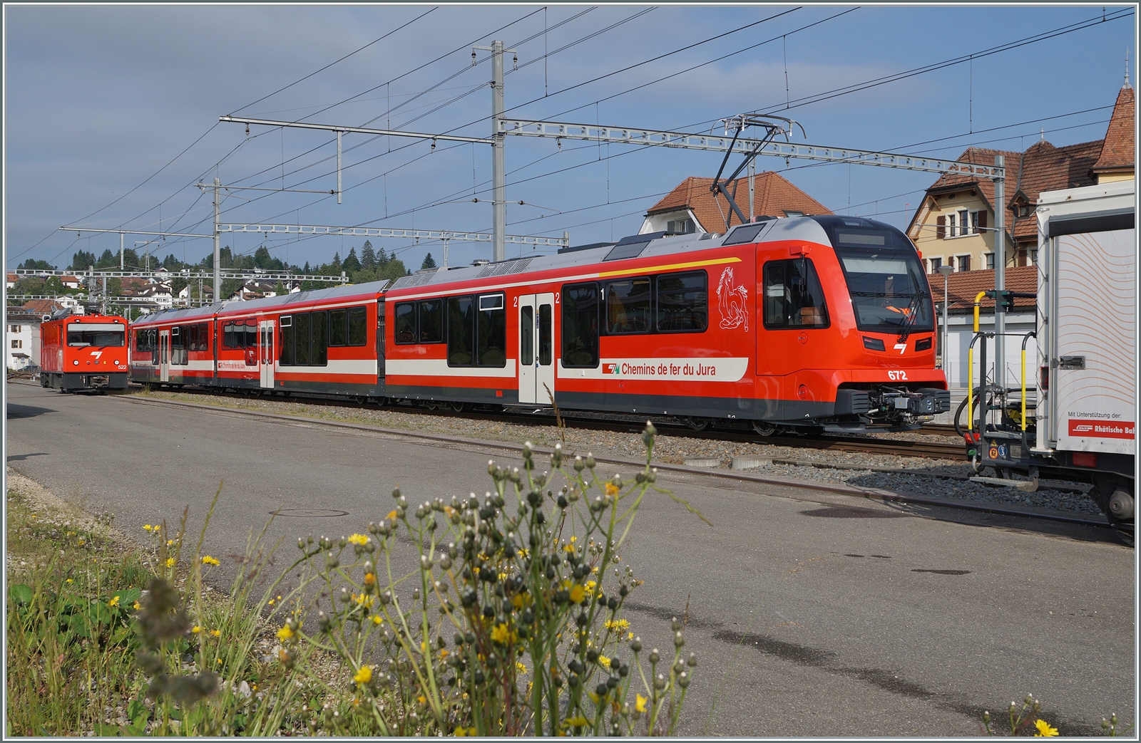 Der neue CJ ABe 4/12 672 (Be 2/4 - B - Be 2/4 672) ist auf Testfahrt. Der Triebzug hat Le Noirmont erreicht, wo er für die Rückfahrt wendet.
Das Bild zeigt, wie wenig Platz zwischen der Gem 2/2 522 links im Bild und dem Dienstwagen rechts im Bild für die Bildgestaltung vorhanden war.

26. Juni 2024
