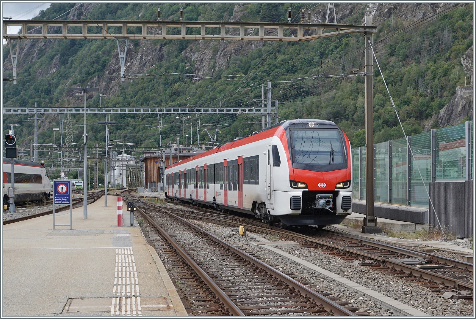 Der neue SBB RABe 531 001 ist in Brig auf Testfahrt. Der Vierteilige Zug ist wie folgt beschriftet: Bt 94 85 2 531 001-7, AB 94 85 3 351 001-5, AB 94 85 4 531 001-3 und RABe 94 85 0 531 001-1 CH-SBB. 

12. Sept. 2024
