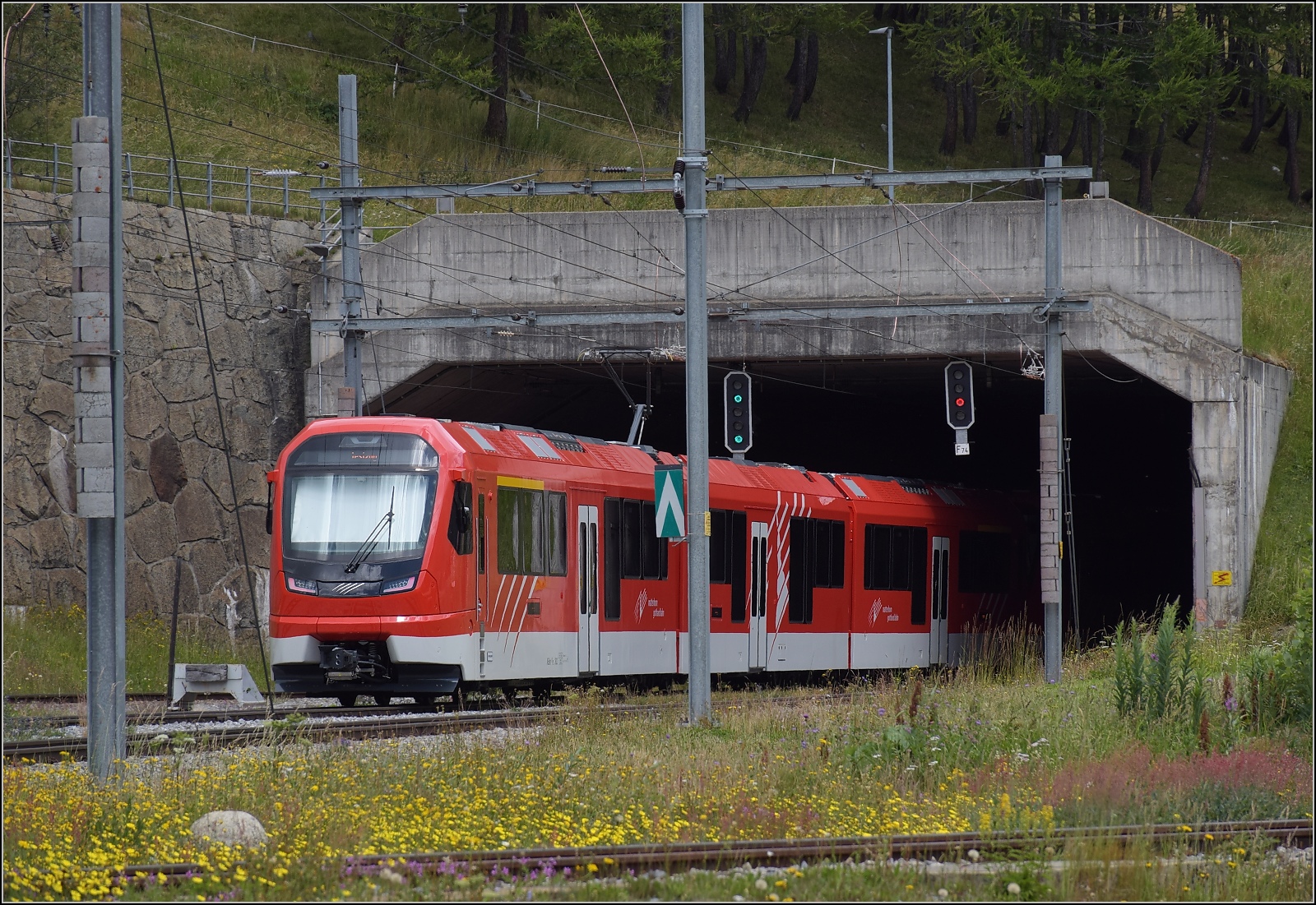 Der neue Zug der MGB: ABeh 8/12 Orion.

ABeh 8/12 301 und hinten ABeh 8/12 302 im Bild entschwinden durch den Umgehungstunnel Oberwald Richtung Furkabasistunnel. Juli 2023.
