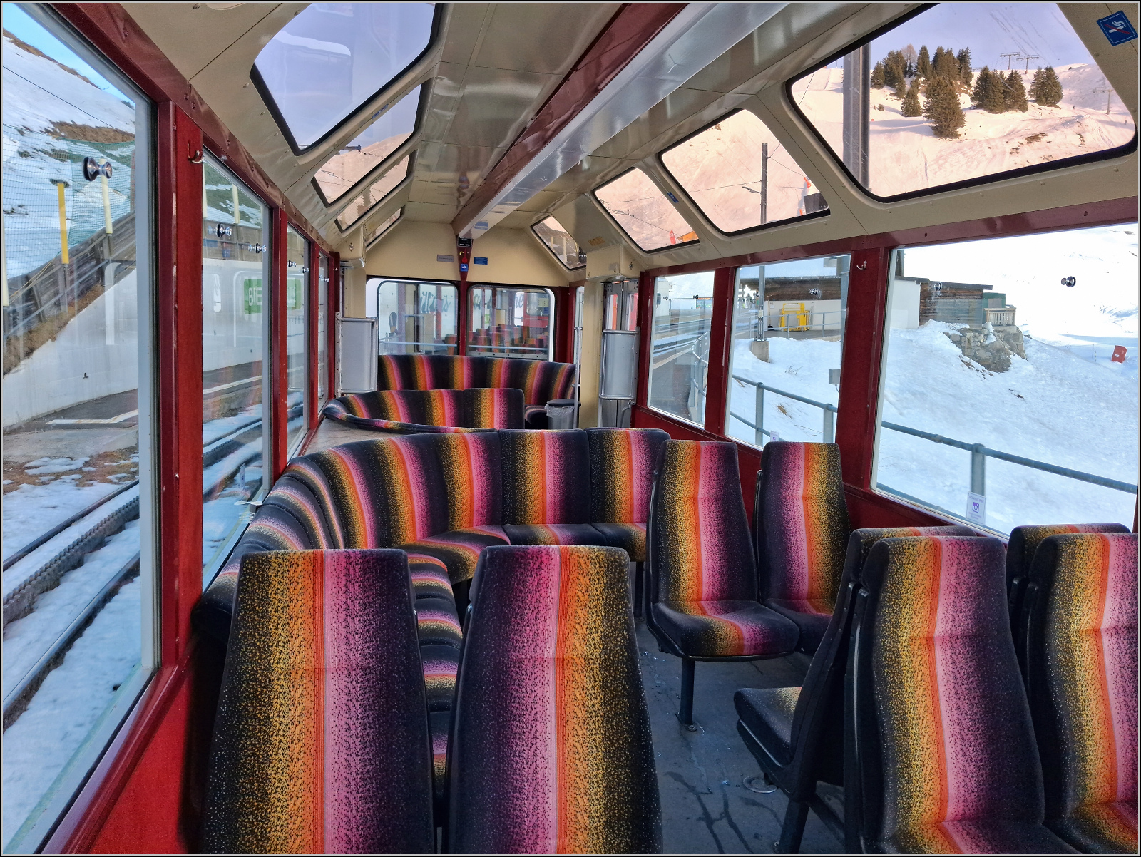 Der Panoramawagen Bst 51 in Sightseeing-Aktion kurz vor dem Col de Bretaye. Ein Handy macht zwar nur bisweilen zeigenswerte Aufnahmen, aber dieses Innenleben hätte ich wohl sonst nie auf diese Art festgehalten. Jamuar 2026.