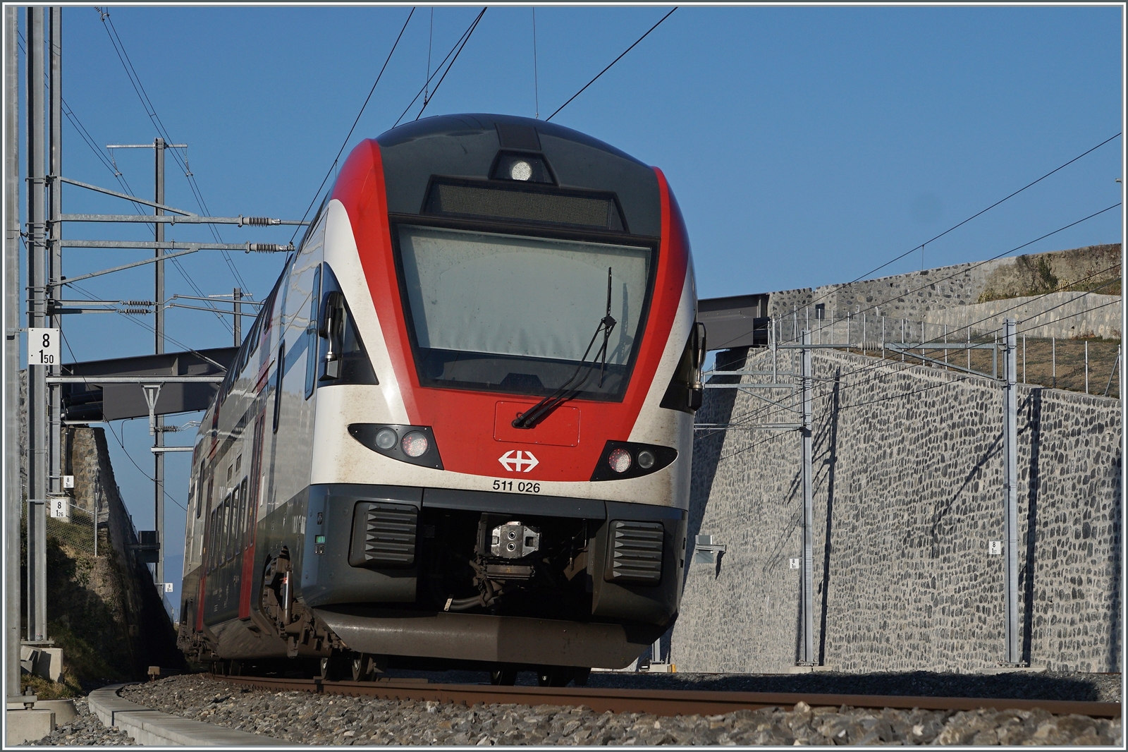 Der SBB RABe 511 026 ist in Cully auf dem Weg nach Annemasse. 

16. Feb. 2023