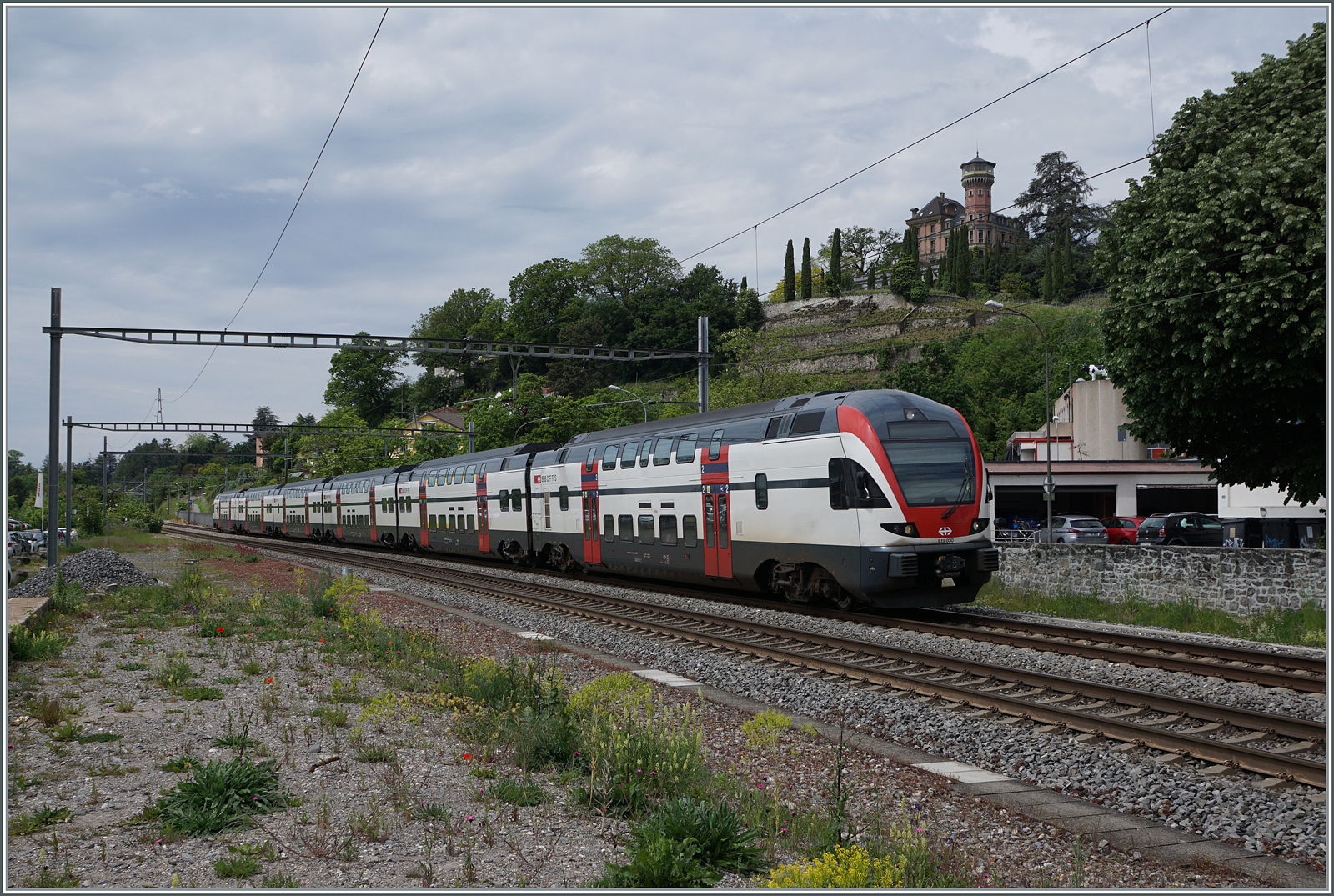 Der SBB RABe 511 106 fährt durch den Bahnhof von Clarens. Der Zug ist als RE von St-Maurice nach Annemasse unterwegs.
Das Bild zeigt, dass der Bahnhof von Clarens (wie so viele andere auch) früher über Gleise für den Güterverkehr bzw. Güterumschlag verfügte. 


14. Mai 2024