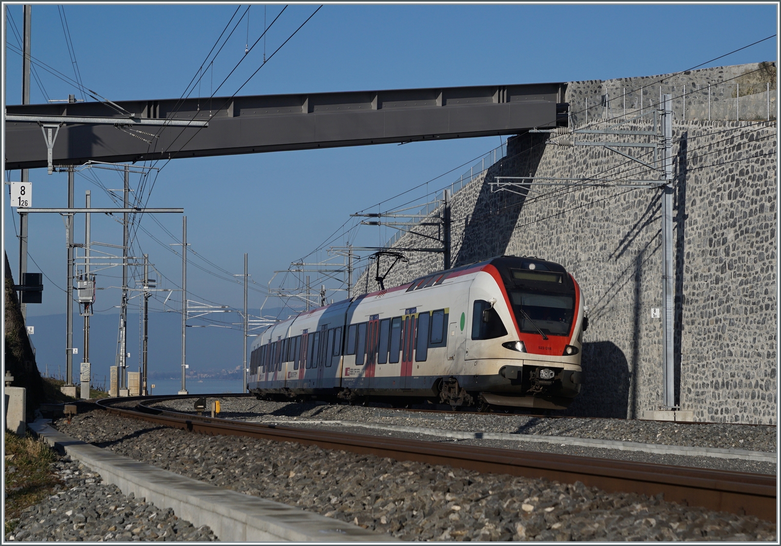Der SBB RABe 523 018 auf der Fahrt in Richtung Aigle erreicht Cully. 

16. Feb. 2023