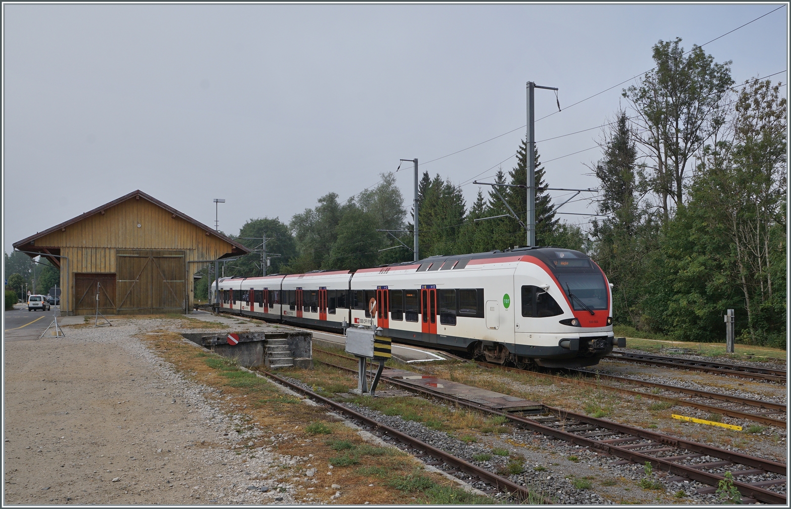 Der SBB RABe 523 022-7 (RABe 523 94 85 0 523 022-7 CH-SBB) als S2 von Le Brassus nach Aigle beim Warten auf den Gegenzug in Le Pont. Die Wartezeit war lange genug, dass ich aussteigen und dieses Bild machen konnte. 

15. August 2022