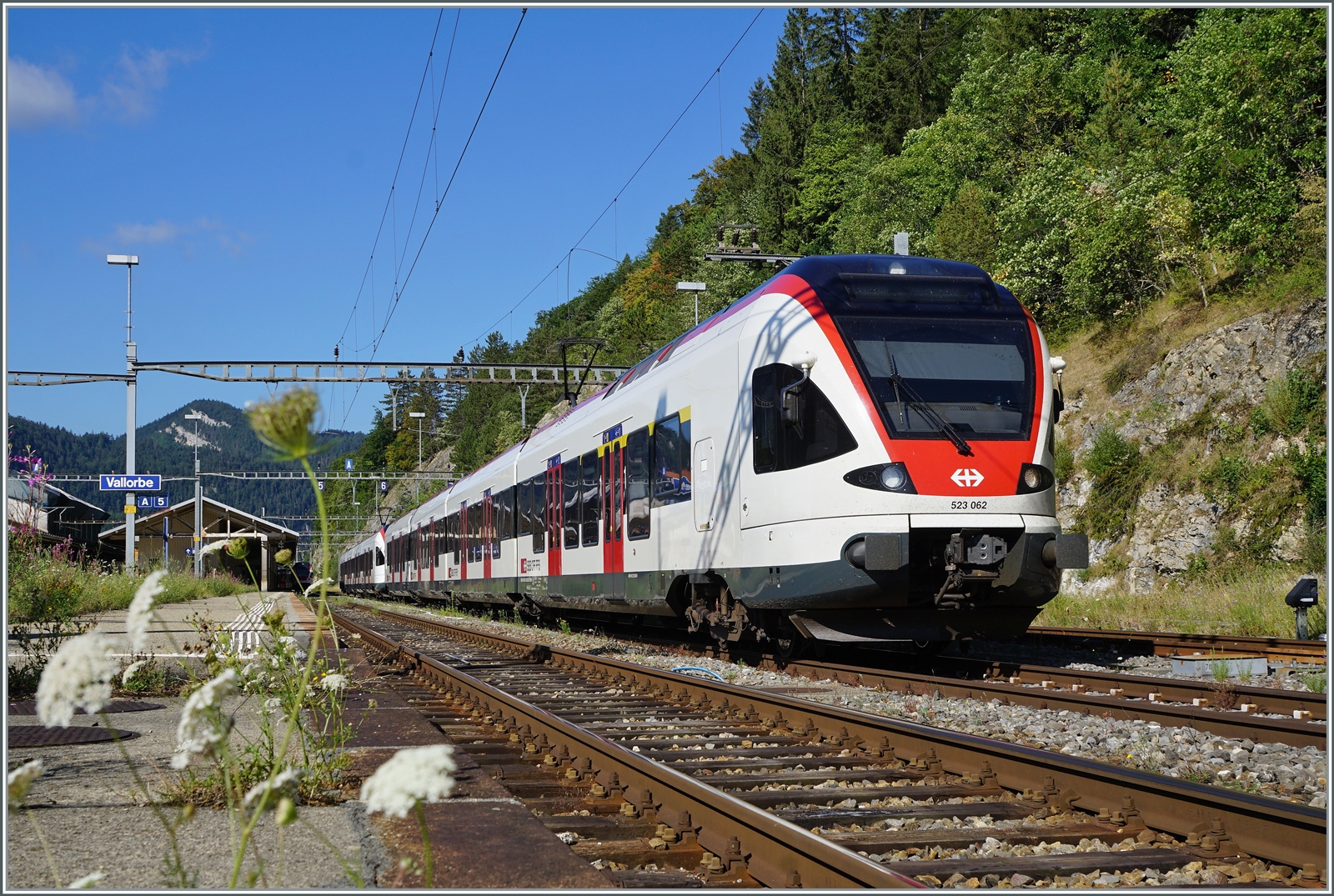 Der SBB RABe 523 062 und ein weiterer stehen in Vallorbe. 

21. Juli 2022