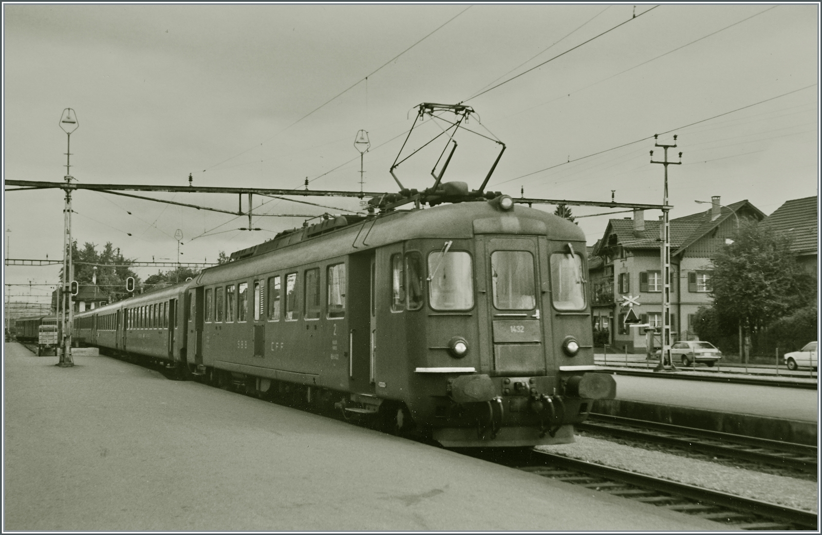 Der SBB RBe 4/4 1432 erreicht mit seinen Regionalzug 7242 sein Ziel Aarau. 

Analogbild vom Sept. 1984