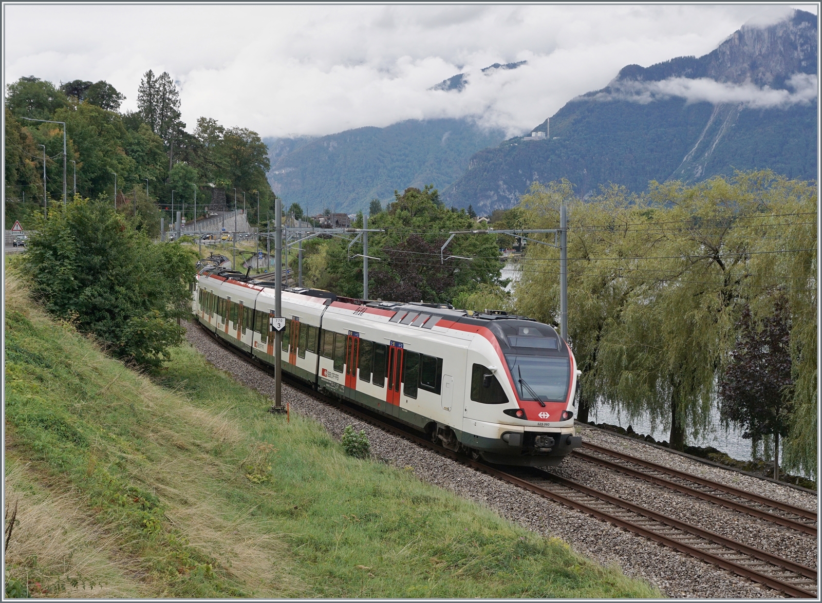 Der SBB/TRAVYS Flirt 3 RABe 523 113 und der SBB Flirt 523 060 bilden einen  gemischten  Flirt  von Le Brassus/Vallorbe - Le Day - Aigle bei der Fahrt kurz vor Villeneuve am Genfersee vorbei. 

29. August 2023