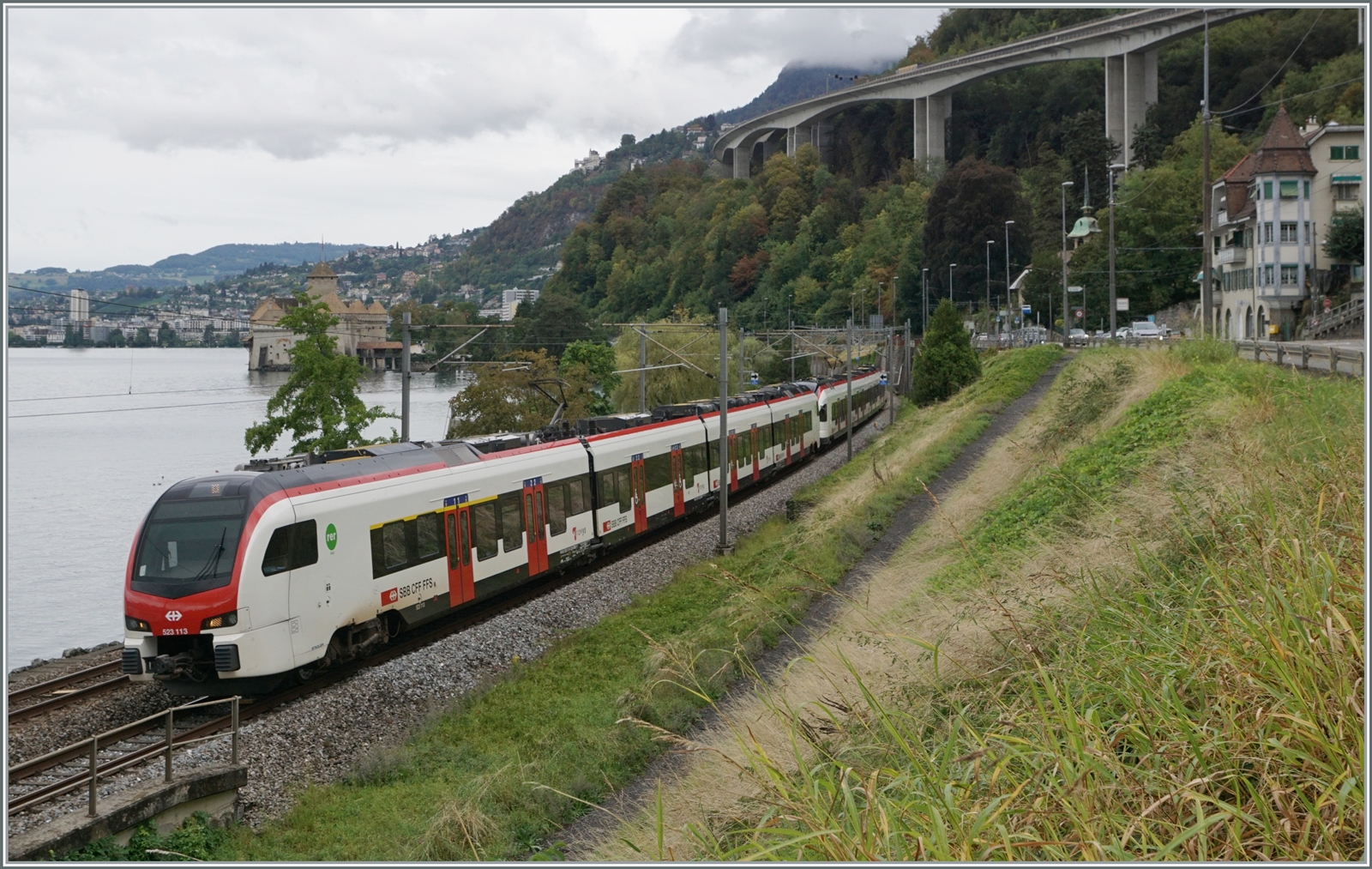 Der SBB/TRAVYS Flirt 3 RABe 523 113 und der SBB Flirt 523 060 bilden einen  gemischten  Flirt  von Le Brassus/Vallorbe - Le Day - Aigle bei der Fahrt kurz vor Villeneuve am Genfersee vorbei. 

29. August 2023