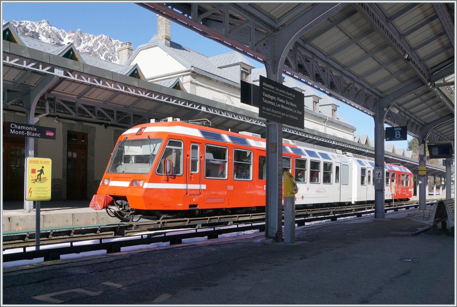 Der SNCF BDeh 4/8 801/804 (94 87 0000 804-8 F-SNCF) wartet in Chamonix Mont-Blanc auf die Weiterfahrt nach Vallorcine. Neben dem Zug, der (bewusst) durch Bahnsteigdachmasten verdeckt ist, sind zahlreiche Details zu sehn wie z.B der Entwerter, Teile der Stromschiene und Warn- und Hinweisschilder. 

14. Februar 2023