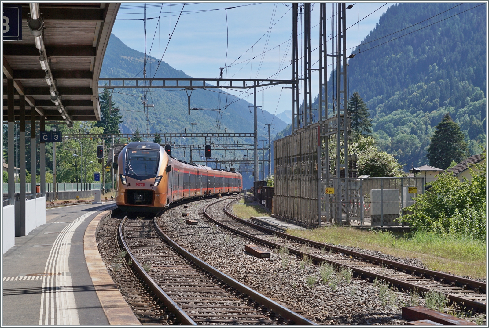 Der SOB Traverso RABe 52 109/209 erreicht als IR 61  Treno Gottardo  von Locarno nach Zürich den Bahnhof von Faido.

4. September 2023