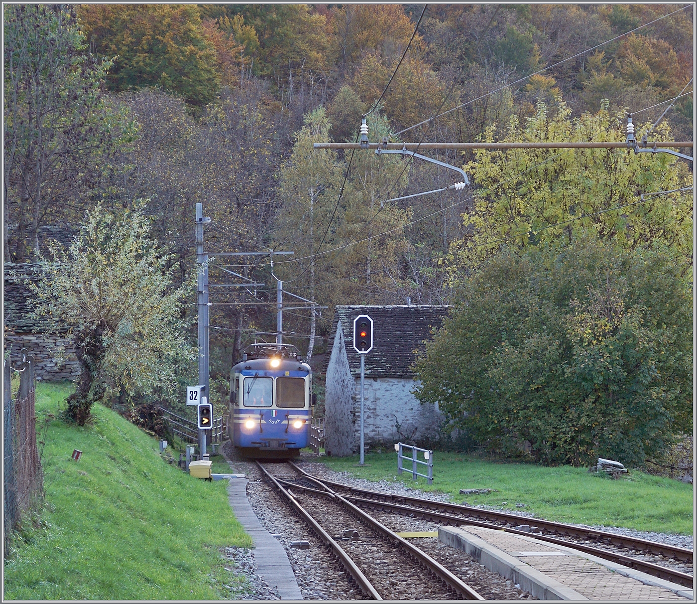 Der SSIF ABe 8/8 21  ROMA  (UIC 94 83 4880 021-0 I-SSIF) erreicht als PE72 69 bzw.  Diretto Domodossola - Locarno  den Bahnhof von Verigo, wo ich aus dem nach Domo fahrenden ABe 6/6 33 dank den zu öffnenden Fenster dieses (und noch weitere) Bilder machen konnte. 

31. Okt. 2024