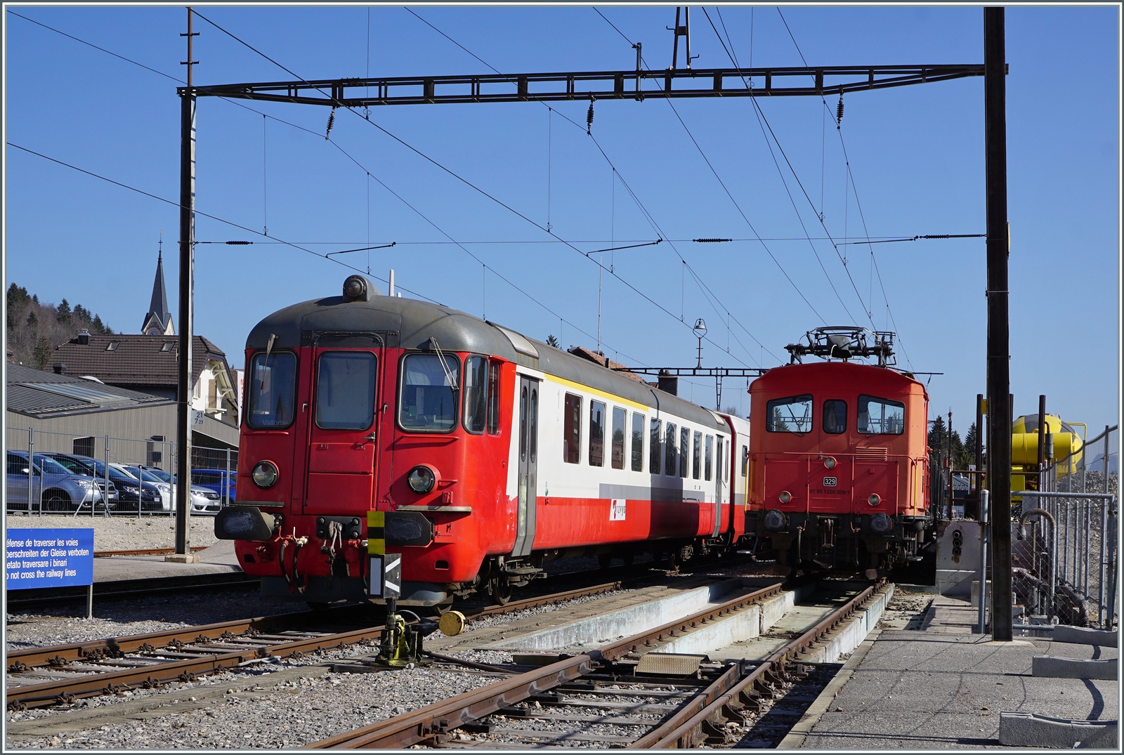 Der Steuerwagen ABt 375 (ABt 50 85 80 33 325-7) des bereits erwähnten, in Sentier-Orient abgestellten  Schülerzugs  und der Travys Tem 2/2 III (97 85 1220 329-7).

24. März 2022
