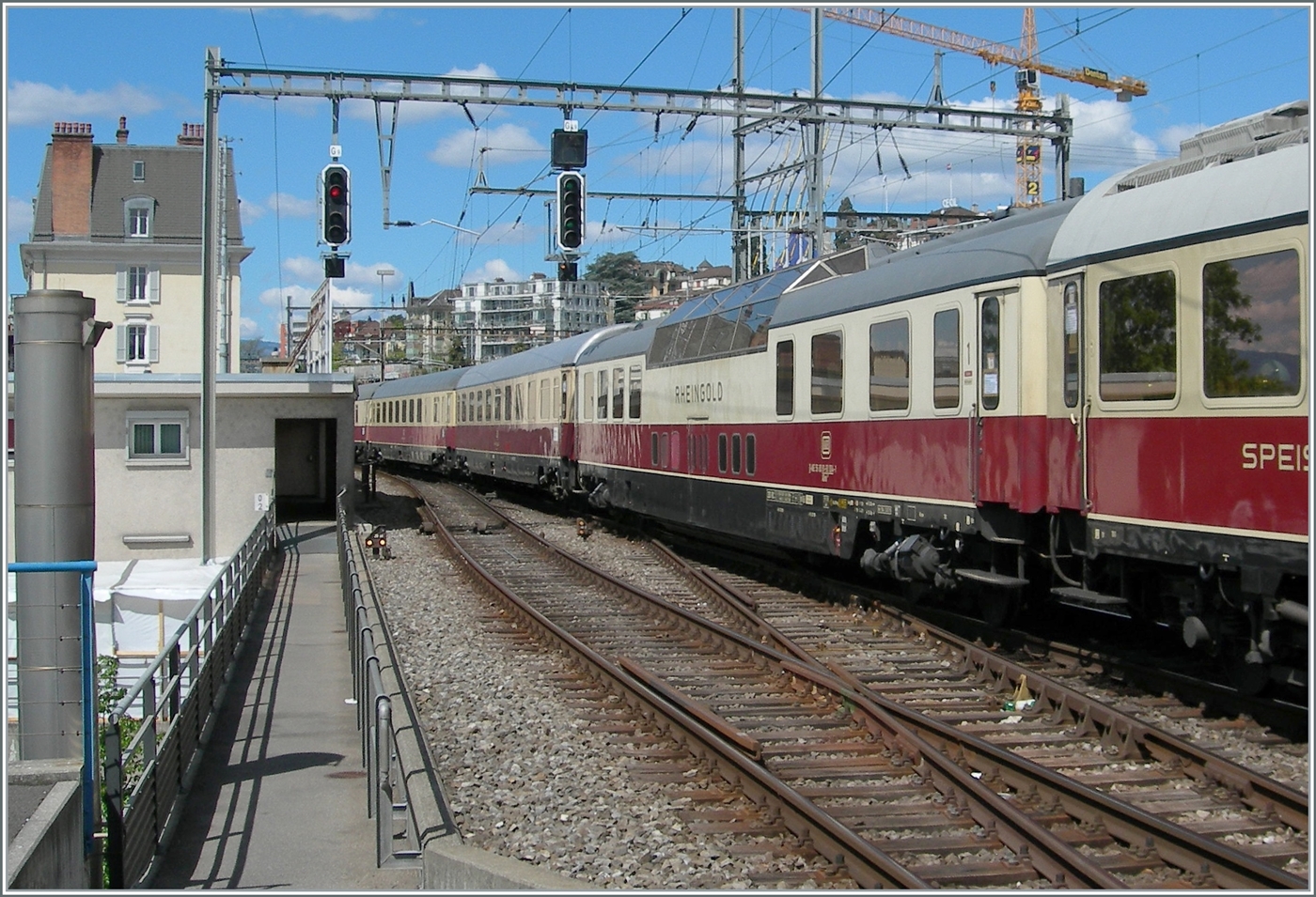 Der TEE Aussichtswagen AD4üm-62 im Zugsverband eines  AKE-Rheingold (AKE-Eisenbahntouristik) bei der Durchfahrt in Lausanne. 
Im  echten  TEE Rheingold kam der Aussichtwagen lange Jahre nach Lausanne, der Zug war in der Regel mit einer SBB Re 4/4 I , einem DB TEE Abteilwagen, einem DB TEE Grossraumwagen, einem DB TEE Speisewagen und dem DB TEE Aussichtwagen zusammengestellt. Als Ende 70er die Passagierzahlen zurück gingen entfiel der TEE Aussichtwagen. 

18. April 2017