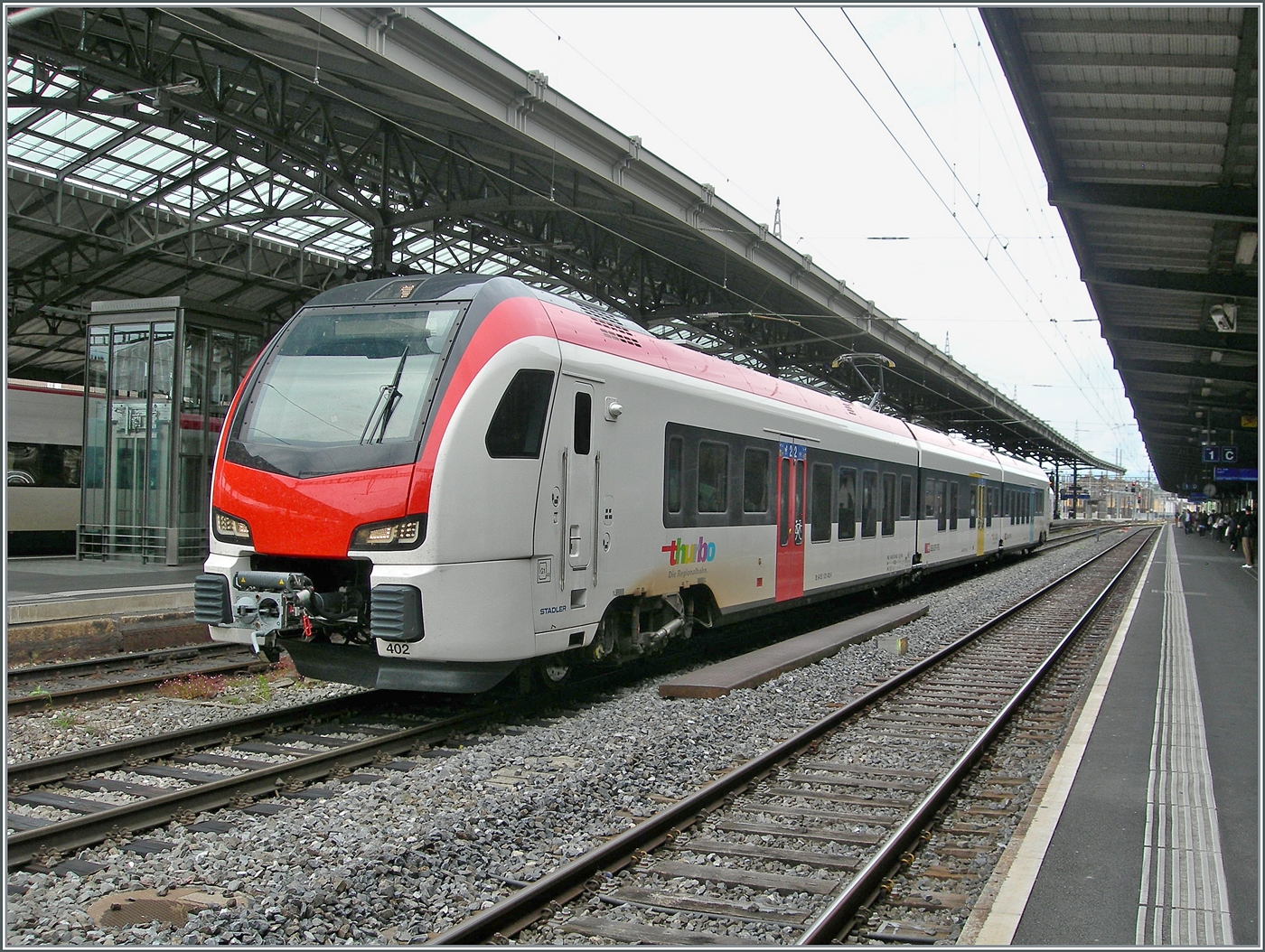 Der Thurbo EVO RABe 531 402-1 mit der etwas erstaunten UIC Anschrift RAB 94 85 0 531 402-1 CH-THB) auf einer Testfahrt in Lausanne.

4. Juni 2025