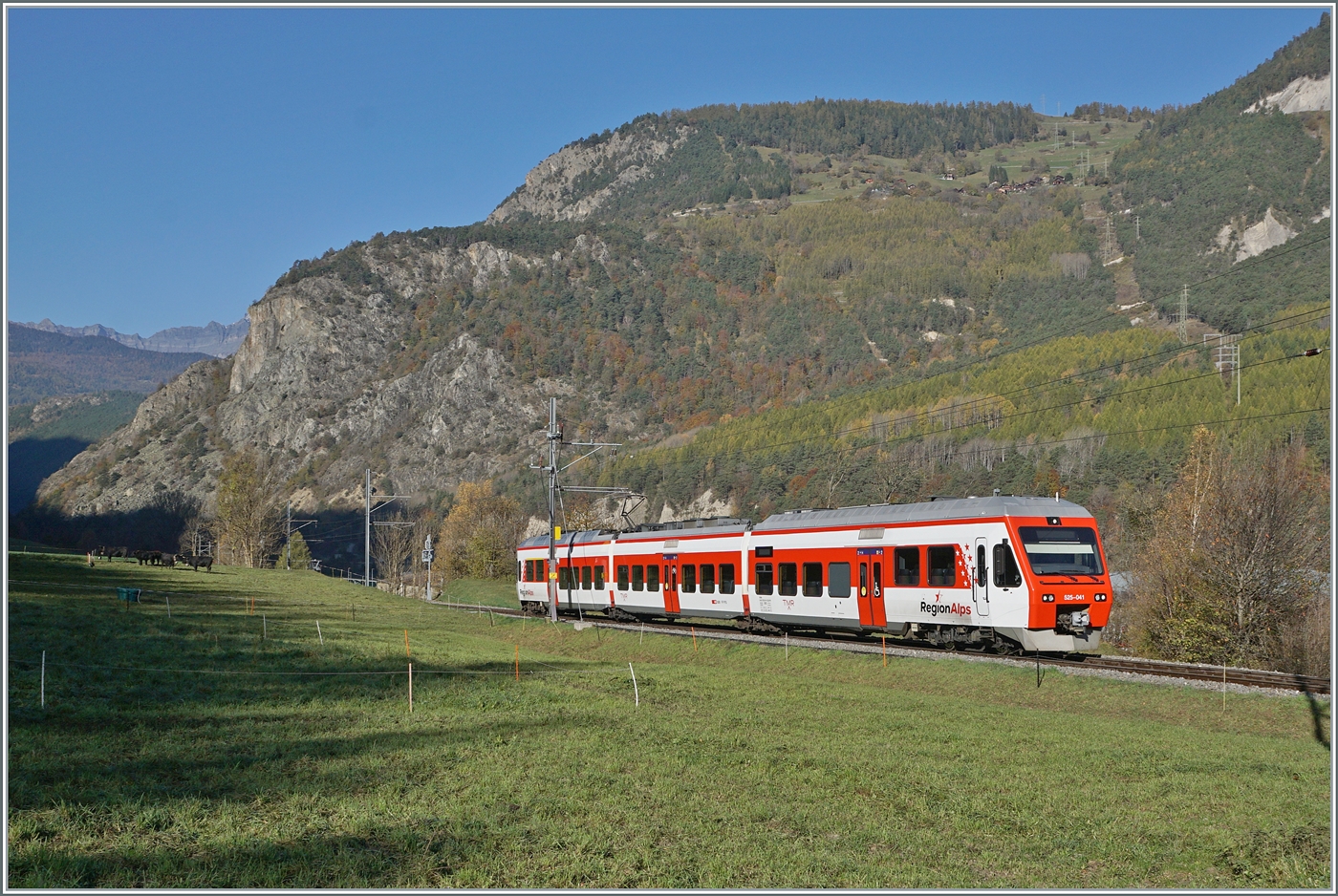 Der TMR ABe 525 041 auf dem Weg von Martigny nach Le Chable hat das Einfahrsignal von Sembrancher passieret und wird demzufolge in Kürze dort eintreffen.

30. OKt. 2004