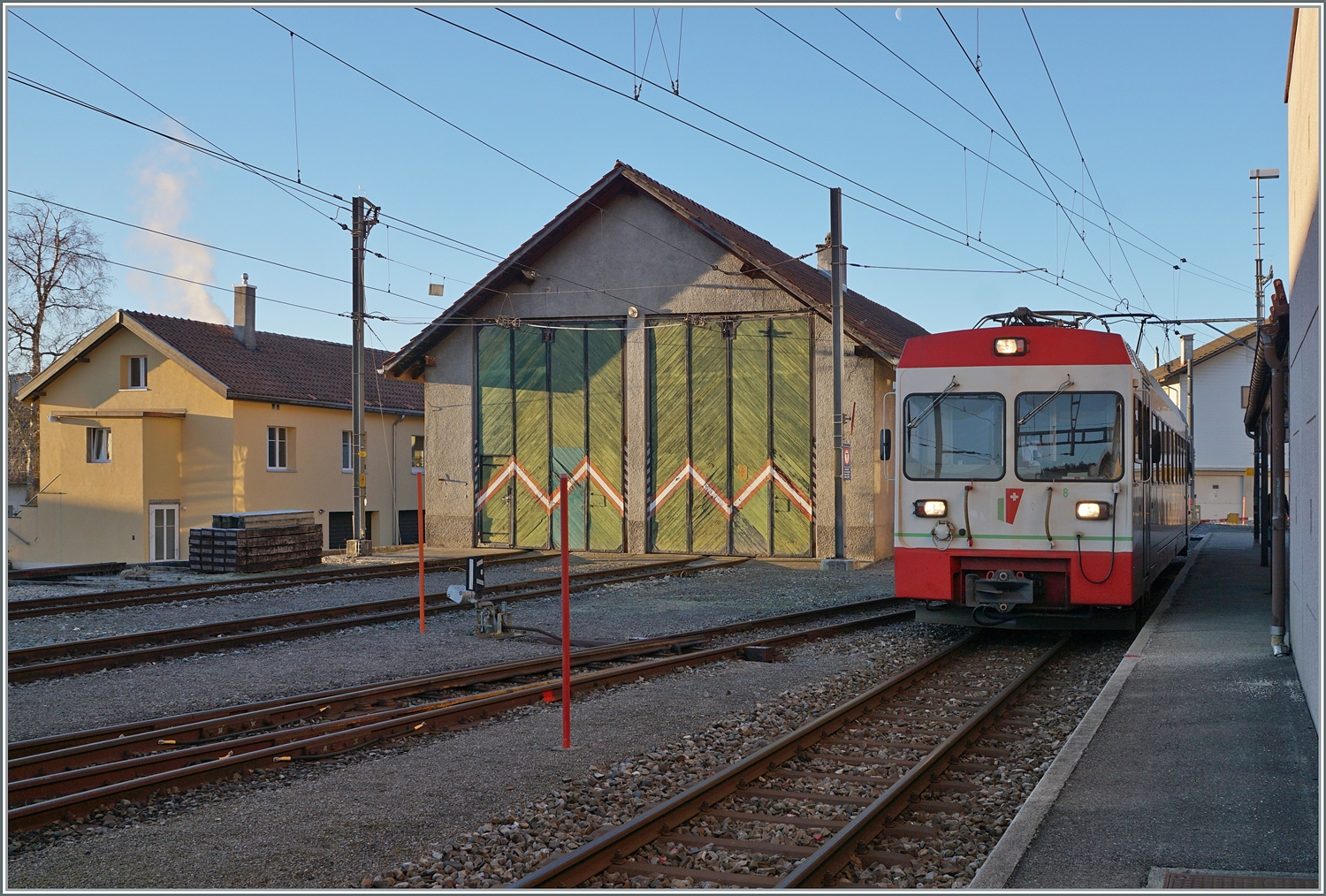 Der transN (ex cmn) BDe 4/4 N° 8 wartet in Les Ponts-de-Martel als R 22 309 auf die Rückfahrt nach La Chaux-de-Fonds. 

3. Februar 2024