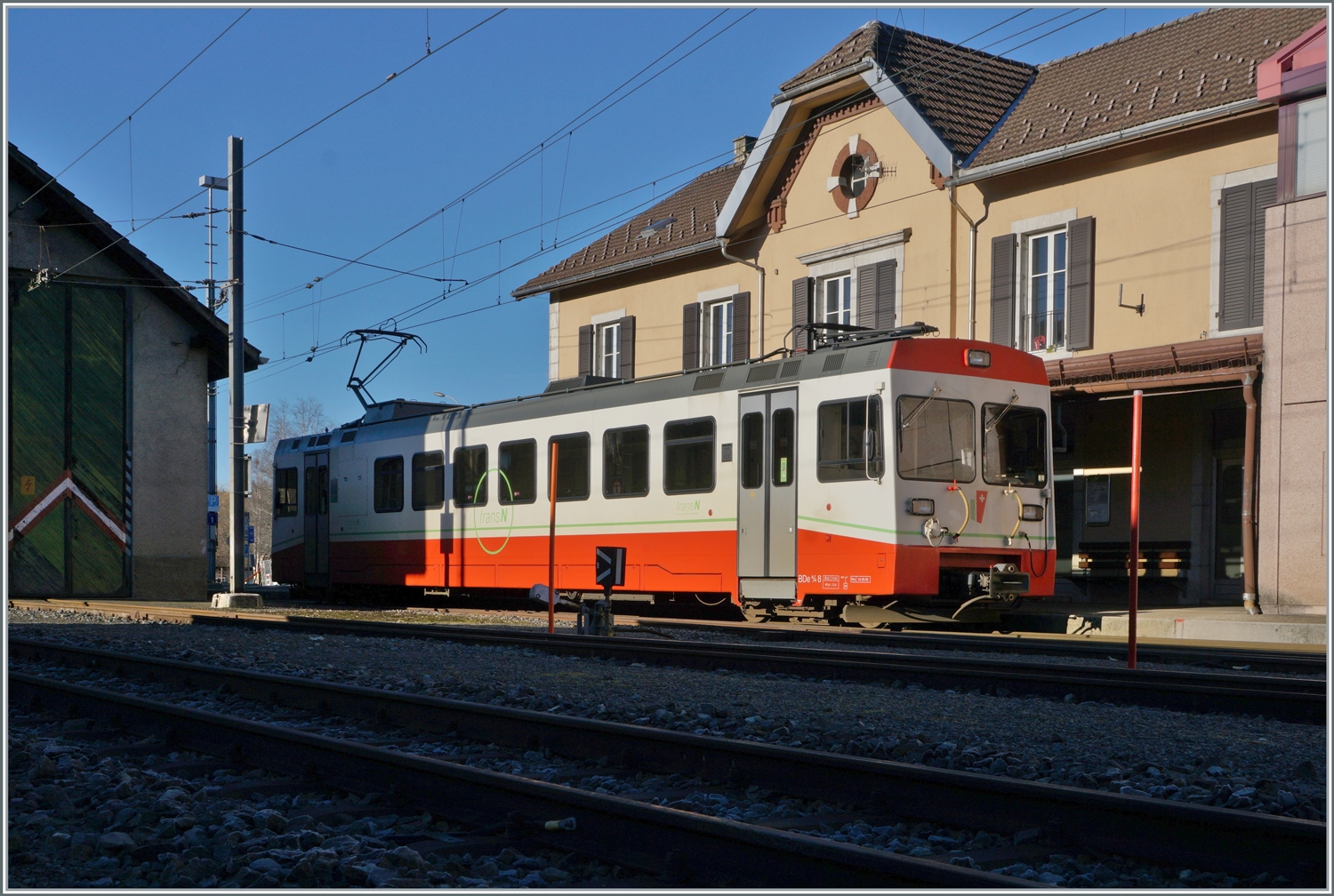 Der transN (ex cmn) BDe 4/4 N° 8 macht in Les Ponts-de-Martel eine länger Pause bevor er als als R 22 313 nach La Chaux-de-Fonds fahren wird.
Das Bild zeigt auch die zum Fotografieren recht ungeschickte Licht-Situation infolge der Gebäude beim Bahnhof.

3. Februar 2024