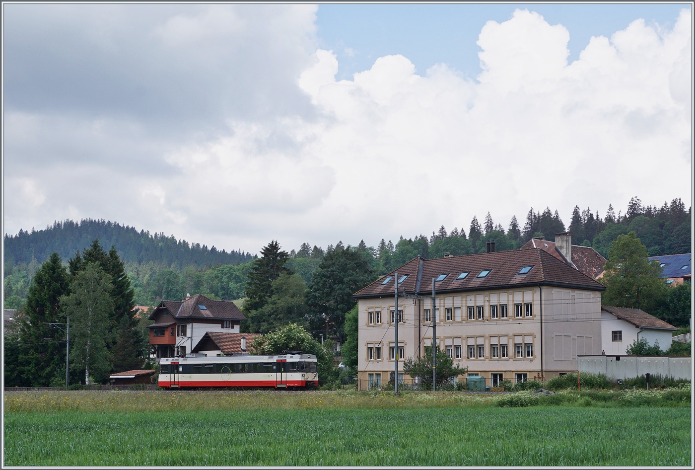 Der transN (ex cmn) BDe 4/4 N° 6 ist als R 22 315 von Les Ponts de Martel nach La Chaux de Fond unterwegs und erreicht La Sagne, während sich im Hintergrund Gewitterwolken auftürmen.

26. Juni 2024