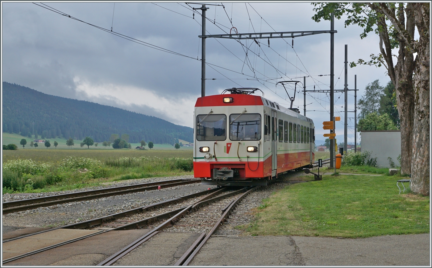Der transN (ex cmn) BDe 4//4 N° 8 erreicht La Sagne. Der Triebwagen ist als  Schülerzug  R 22 317 von Les Ponts de Martel nach La Corbatières unterwegs.

26. Juni 2024