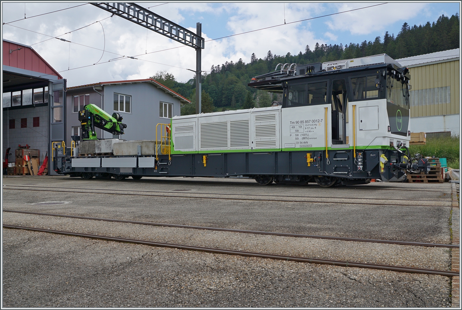 Der transN Tm 4/4 (Tm 857) Baudiensttraktor Tm 90 85 857 0012-7 scheint für die nur 16,23 Km lange Strecke Les Ponts de Martel nach La Chaux de Fonds doch übermässig lang zu sein, doch dafür dürfte er für fast alle Arten von Arbeiten gerüstet zu sein. 

Les Pont de Martel, den 27. Juni 2024