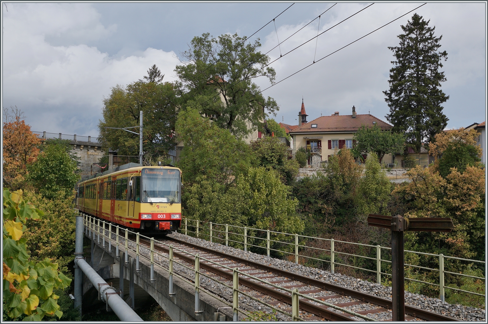 Der TRAVYS Be 4/8 003 (0948000 450 003-9 GT8-100D/2S) ist als Regionalzug 26825 von Orbe nach Chavornay unterwegs, überquert kurz nach seiner Abfahrt die Orbe und erreicht unmittelbar darauf den Halt St-Eloi. 

15. August 2022