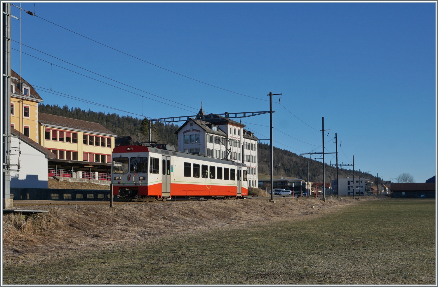 Der TRN / transN (ex cmn) BDe 4/4 N° 8 erreicht von La Chaux de Fonds kommend den Bahnhof von La Sagne. Das Ziel des Zuges ist Les Ponts-de-Martel.

3. Feb. 2024