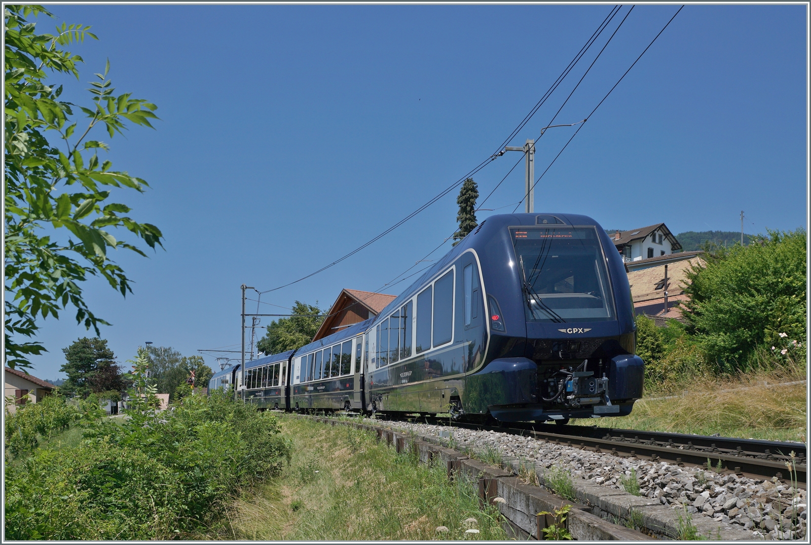 Der vierteiligen GPX 4078 von Montreux nach Zweisimmen mit kaum zu erkennendne der Ge 4/4 8002 an de Spitze ist von Montreux nach Zweisimmen bei Planchamp unterwegs. 

24. Juni 2023