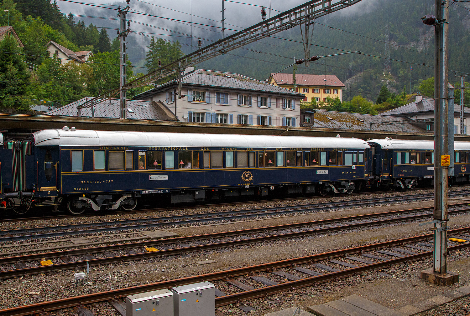 Der VSOE Schlafwagen Nr. 3525 – VSOE Sleeping-Car / Voiture-Lits / Carrozza-Letti N° 3525 (F- VSOE 61 87 06-70 525-7) im Zugverbund vom Venice Simplon-Orient-Express am 02.08.2019 beim Halt in Göschenen (CH), leider bei Regen.

Der Schlafwagen, wurde 1929 von EIC - Entreprises industrielles des Charentes (EIC, heute zu Alstom gehörend) in Aytré (F), als CIWL Typ Lx 18 (Schlafwagen mit Schlafwagenschaffnerabteil), gebaut und als Schlafwagen Nr. 3525 an die CIWL - Compagnie Internationale des Wagons-Lits geliefert. 1943 wurde er zum in den Typ LX 20 (zehn Zweibettabteile) umgebaut. 

Die weitere Geschichte des Schlafwagens / Sleeping-Car 3525 war, laut Belmond – VSOE zitiert: „Kurzzeitiger Einsatz im Pyrenäen-Côte d’Argent-Express von Paris nach Biaritz. Von 1930 bis 1939 verkehrte der Wagen abwechselnd im Le Train Bleu und im Rome Express. Während des Krieges wurde er in Lourdes abgestellt und kehrte von 1946 bis 1948 und von 1961 bis 1969 zum Le Train Bleu zurück. Dazwischen fuhr er im Simplon-Orient-Express und im Rom-Express, 1969 wurde er nach Spanien überführt und blieb bis zu seiner Außerdienststellung 1972 im Costa Vasca-Express.“ 

Ende der 1970er Jahre wurde er an die VSOE (Venice Simplon-Orient-Express Ltd.) verkauft. Hier wurde der Wagen überholt und technisch modernisiert, unter anderem mit Klimaanlagen. Bei den VSOE-Wagen wurde ein Schlafwagenabteil zum Abteil für den Schlafwagenschaffner hergerichtet, die Wagen werden seitdem (wieder) als Typ Lx 18 bezeichnet. 

Zwischen 2003 und 2006 wurde die Wagen der VSOE wieder modernisiert und erhielten unter anderem moderne Drehgestelle von Bombardier sowie neue Klimaanlagen. Durch die neuen Drehgestelle sind die Wagen seitdem für 160 km/h zugelassen.

1929 beschaffte die Compagnie Internationale des Wagons-Lits et des Grands Express Européens (CIWL) insgesamt 90 Wagen des neuen Typs Lx (Voiture-Lits de grand luxe). Geliefert wurden die ersten 30 Exemplare von Metropolitan Cammell in Birmingham (GB), die übrigen 60 von der Entreprises industrielles des Charentes (EIC) in Aytré (F). Die Exemplare aus Birmingham erhielten die Nummern 3466–3495, die Wagen aus Aytré die Nummern 3496–3555. Für die Innenausstattung griff die CIWL auf renommierte Designer zurück, die in Aytré produzierten Wagen erhielten ihre Ausstattung durch den französischen Designer René Prou. Die Abteile wurden mit edlen Hölzern wie Mahagoni furniert, teilweise erhielten die Furniere Einlegearbeiten. Die Typ Lx Wagen gelten als die luxuriösesten je durch die CIWL beschafften Schlafwagen. Von außen sind die Wagen des Typs Lx vor allem anhand der Türen von anderen Schlafwagentypen der CIWL zu unterscheiden, diese weisen als einzige ovalen Türfenster auf, ansonsten findet man sie sonst nur bei den Pullmanwagen.

Technik
Mit der Einführung der Ganzstahlwagen ging die CIWL dazu über, von Ausnahmen abgesehen alle Fahrzeuge auf einem einheitlichen Rahmen mit 23.452 mm Länge über Puffer und einem Drehzapfenabstand von 16.000 mm aufzubauen. Die Fahrzeugbreite beträgt 2.850 mm, die Höhe über Schienenoberkante 4.000 mm. Auf dieser Basis entstanden neben dem Typ Lx auch die Schlafwagen der Typen S, Y und Z. Die gleichen Rahmen wurden auch für Speisewagen und Pullmanwagen verwendet, sie bestehen aus drei Längsträgern mit Querverbindungen und zwei Gussstahlblöcken an den Enden zur Aufnahme der Zug- und Stoßvorrichtungen. Auf dem Rahmen sind die Seitenwände und Fußböden sowie die beiden Zustiegsplattformen aufgebaut. Das Gewicht des Typs Lx beläuft sich auf 53 Tonnen.  Als Drehgestelle erhielten die Wagen ursprünglich Schwanenhals-Drehgestelle mit Rollenlagern, auch als Pennsylvania-Drehgestelle bezeichnet. Ursprünglich waren die Wagen lediglich für 130 km/h zugelassen, später nach auf 140 km/h angehoben. 

1977 begann die von James B. Sherwood geleitete Sea Containers Ltd. historische Wagen der CIWL und der British Pullman Company zu erwerben und aufwändig zu restaurieren. Die Wagen wurden dafür überholt und technisch modernisiert, unter anderem mit Klimaanlagen. Bei den VSOE-Wagen wurde ein Schlafwagenabteil zum Abteil für den Schlafwagenschaffner hergerichtet, die Wagen werden seitdem als Typ Lx 18 bezeichnet. Zwischen 2003 und 2006 wurden die Wagen nochmals modernisiert und erhielten unter anderem moderne Drehgestelle von Bombardier sowie neue Klimaanlagen. Seitdem sind die Wagen nun für 160 km/h zugelassen.
