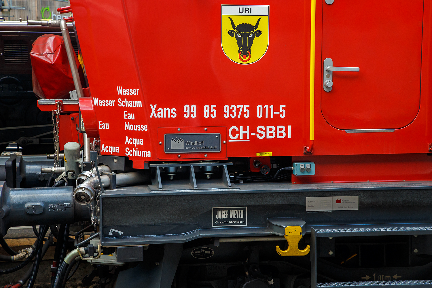 Detailbild vom Tankl�schwagen - Xans 99 85 9375 011-5 CH-SBBI des Erstfelder SBB L�sch- und Rettungszug 2014 „Uri“ der SBB Infrastruktur vom Depot Erstfeld (ein vierteiliger LRZ 2014) am 02 August 2019 beim Halt im Bahnhof G�schenen.