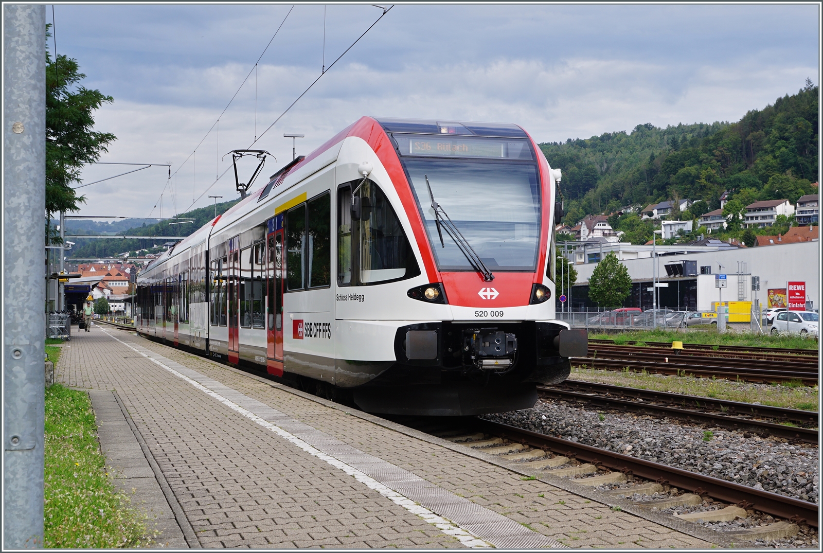 Deutsche Gleise, aber SBB Fahrleitung, immerhin der SBB  Schamlspur  GTW RABe 520 009 hat es weit gebracht, in diesem als S 36 von Bülach bis deutsche Waldshut. Interessant die Anschrift am GTW Antriebs-Modul Re 9485 3520 009-1; und auch das (hier lieder nicht zu sehende) Einfahrvorsignal von Waldshut verdienet eine Erwähnung eine DB Formsignalschiebe ohne Funktion, die Züge aus der Schweiz enden ohnehin auf diesem Stumpengleis. 

6. Sept. 2022