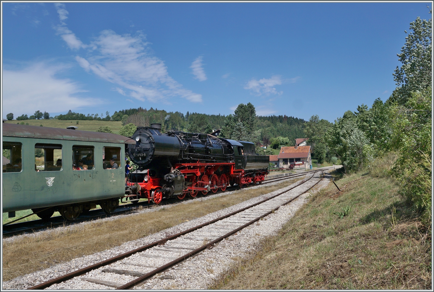 Die 52 8163-9 mit vier vierachsigen Plattform Wagen Bi 4 (ex Seetal/EBT?) auf der Fahrt nach Fontaine Ronde wartet in Le Touillon auf den Gegenzug. 

15. Juli 2023
