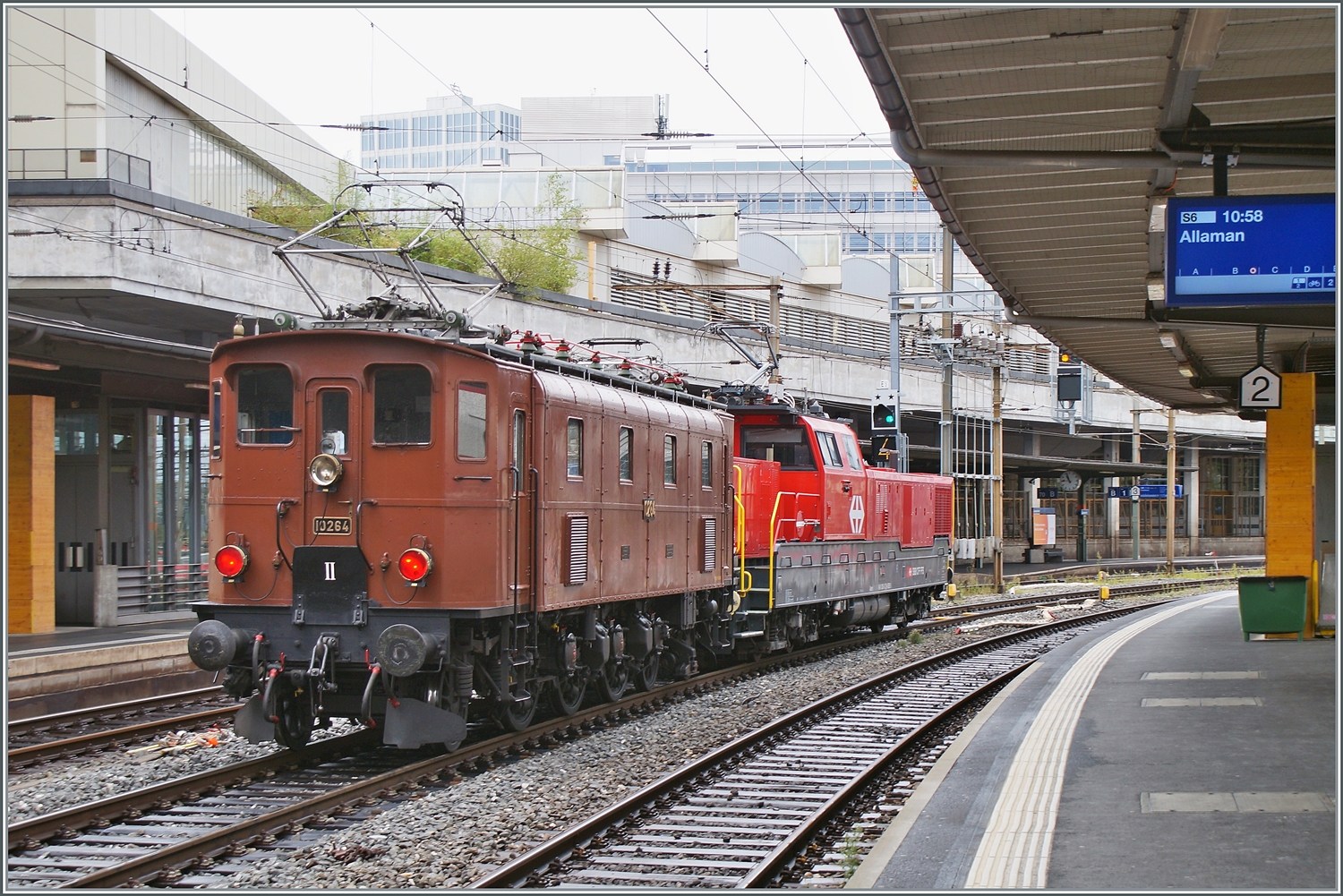 Die Ae 3/6 10264 ist in Lausanne auf der Rückfahrt nach St-Maurice. Weil die Strecke Pully - Villeneuve mit ETCS ausgerüstet ist, muss der Lok ein ETCS tauglicher Vorspann beigegeben werden, hier in Form einer Aem 940. 

28. August 2023