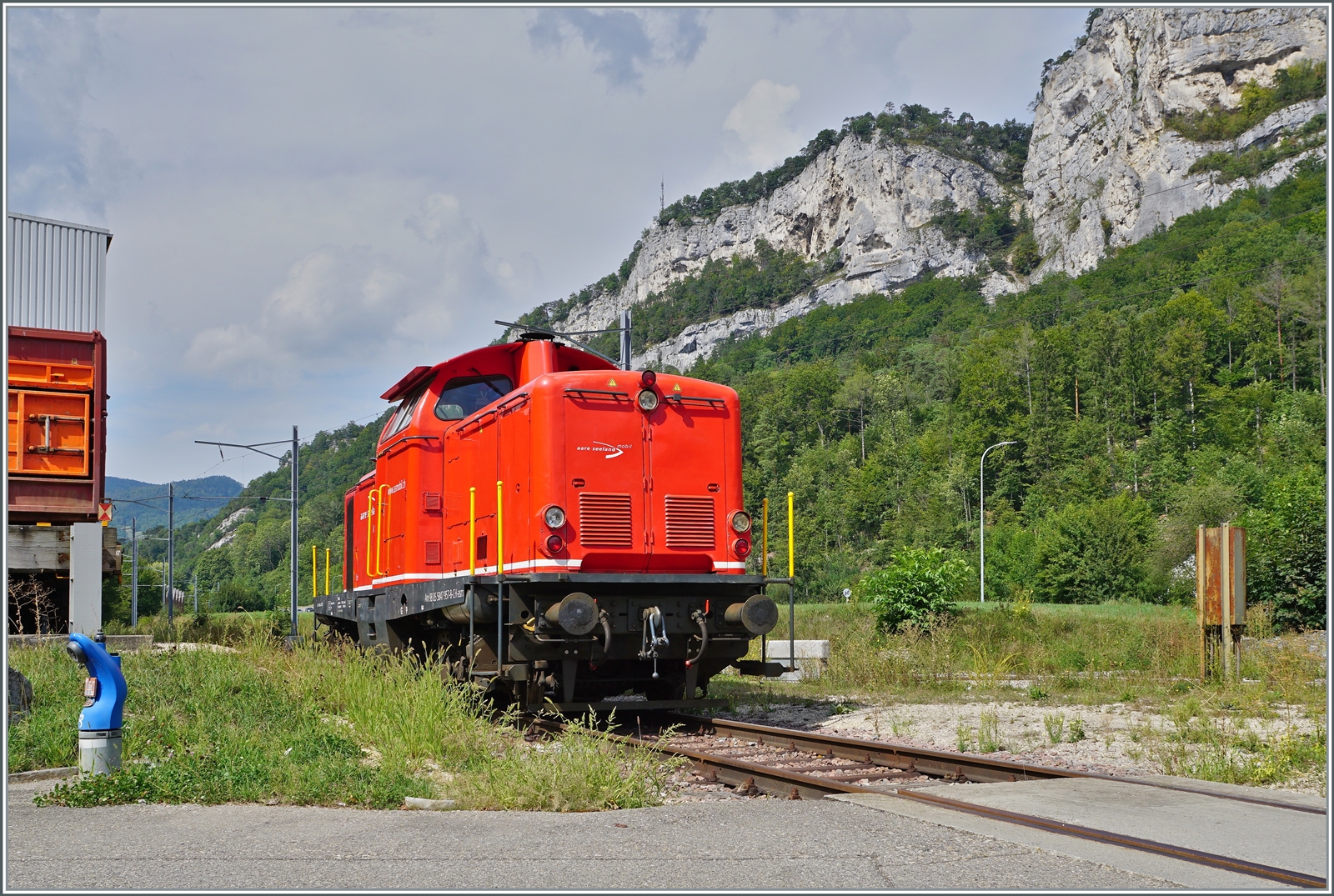 Die Am 847 957-8 der asm steht im Industriegebiet südlich der Klus bei der OeBB Strecke Oensingen -Balstal. Die Lok hat die UIC Nummer Am 98 85 5847 957-8 CH-asm. Der Standort ist frei zugänglich, doch der etwas verdeckt unter Teil der Lok ließ ich nicht vermeiden. 

30. August 2022