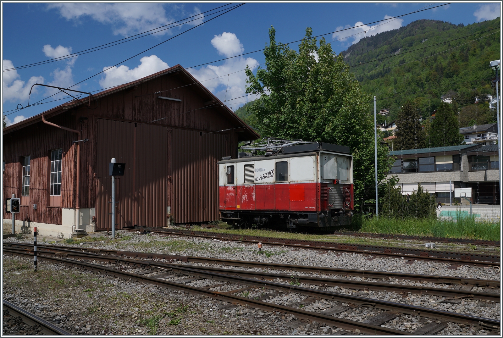 Die bereits verschollen geglaubte CEV HGe 2/2 N° 2 tauchte für kurze Zeit vor dem Schuppen in Blonay auf; allem Anschein nach ist die Lok noch funktionsfähig, aber darf seit 5 Jahren nicht mehr in eingesetzt werden. Die Schwesterlok HGe 2/2 N° 1 hingegen wurde vor einigen Jahren revidiert und wird hin und wieder im Schneeräumungsverkehr eingesetzt. 

9. Mai 2022