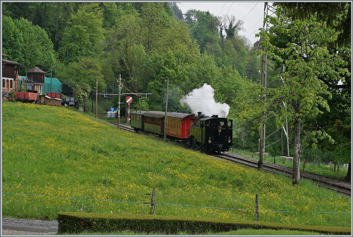 Die BFD HG  3/4 N° 3 ist bei Chaulin mit dem ersten Dampfzug der Saison auf dem Weg in Richtung Blonay.

3. Mai 2025 