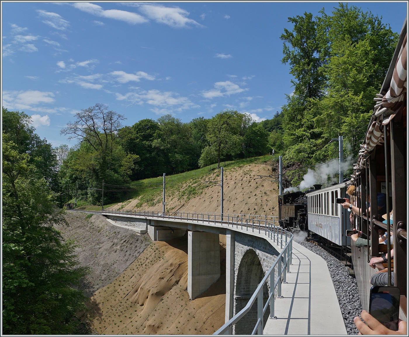Die BFD HG 3/4 N° 3 der Blonay Chamby Bahn fährt mit ihrem Reisezug über den frisch sanierten Baye de Clarens Viadukt in Richtung Blonay und im Hintergrund zeigt sich das recht grosse Stück Land, welches durch die Sanierung vorübergehend die Vegetation verloren hat, was für eine kurze Zeit die Möglichkeit bietet, eine neuen (Foto)-Blick auf den Baye de Clarens Viadukt werden zu können. 

11. Mai 2025