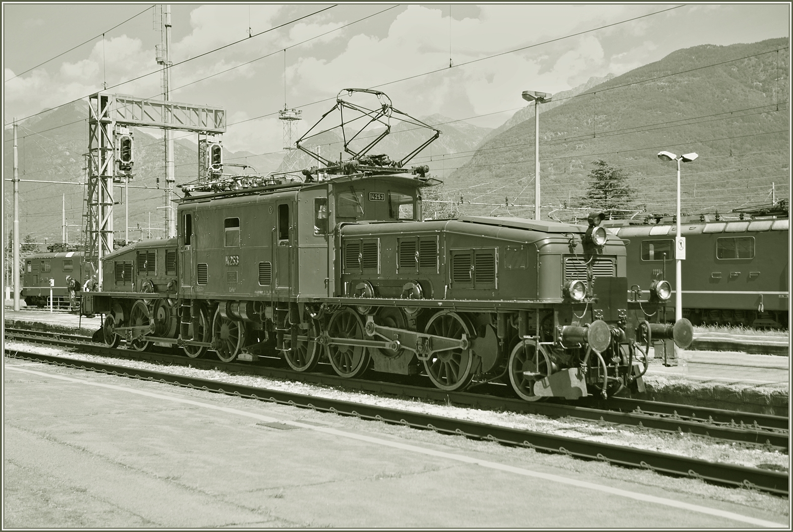 Die Ce 6/8 II 14253 in Domodossola im Rahmen eine Extrafahrt. 

20 Aug. 2011