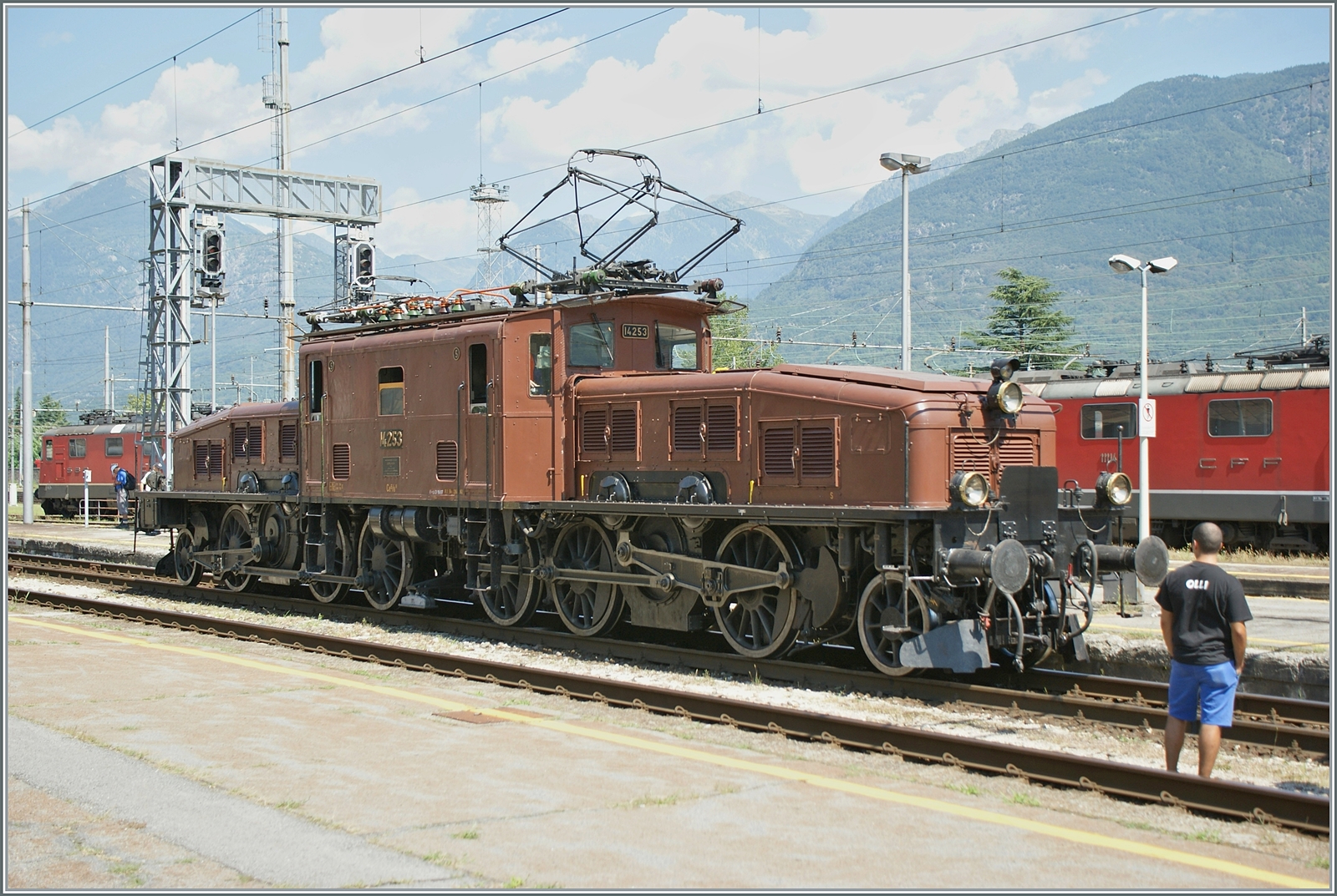 Die Ce 6/8 II 14253 in Domodossola im Rahmen eine Extrafahrt. Der Herr ganz rechts im Bild ist nicht etwa so etwas wie ein Fotograf, sondern er wird die Krokodillok an den Zug (knapp ausserhalb des Bildrandes) kuppeln.
 
20. Aug. 2011