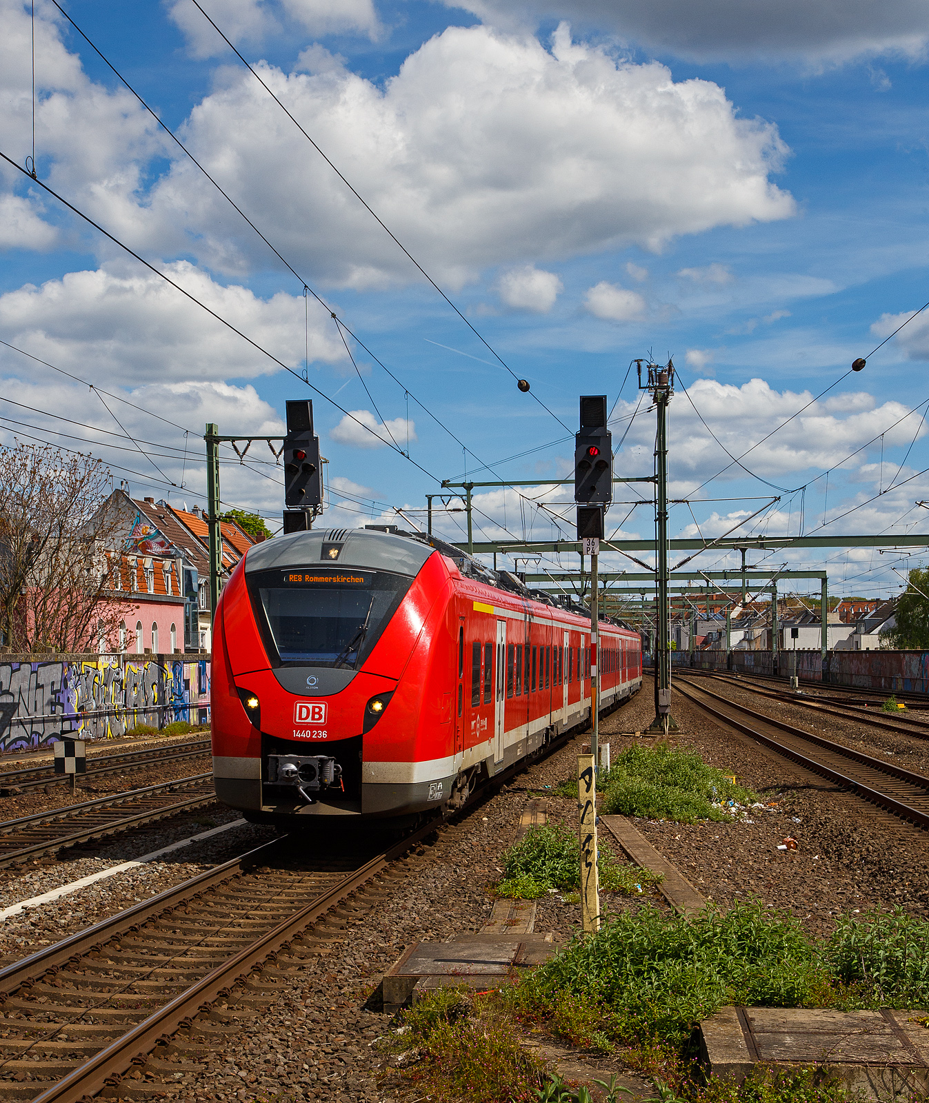 Die DB  Grinsekatzen , ein fünfteiliger Alstom Coradia Continental mit modifiziertem Kopf 1440 236 / 1440 736 der DB Regio NRW erreicht am 30.04.2023, als RE 8  Rhein-Erft-Express  (Koblenz  - Köln - Rommerskirchen), den Bahnhof Köln-Ehrenfeld.

Die Elektrotriebwagen des Typs Alstom Coradia Continental gehören zur Fahrzeugfamilie modularer Nahverkehrstriebzüge aus dem Hause Alstom. Der Coradia Continental ist als drei-, vier-, fünf- oder sechsteiliger Triebwagen erhältlich. Sie werden im Werk Salzgitter (ex LHB) gebaut. Es besteht die Möglichkeit mehrere Fahrzeuge zu einem Zugverband zusammenzukuppeln. Die Baureihe 1440 ist eine Weiterentwicklung der Baureihe 0440. Die Fahrzeuge besitzen u.a. einen gegenüber der Baureihe 0440 modifizierten Kopf zur Einhaltung der Crash Norm EN 15227. Die Triebwagen sind für eine Bahnsteighöhe von 76 cm ausgelegt. Sie verfügen über geräumige Mehrzweckabteile und behindertengerechte Toiletten. Ausfahrbare Schiebetritte sorgen für eine spaltfreie Überbrückung zwischen Bahnsteig und Türeinstieg.

Diese fünfteiligen Triebzüge setzen sich auch den folgenden Wagenbaureihen zusammen1440.2 – 1441.2 – 1841.2 – 1441.7 – 1440.7 uns sind so 89.700 mm und haben 8 Fahrmotoren. Die Triebzüge haben konventionelle Enddrehgestelle und Jakobs-Drehgestelle zwischen den Mittelwagen.

Die Einsatzfelder
Der Coradia Continental kommt aufgrund seiner modularen Bauweise und der Möglichkeit zur Kupplung mehrerer Fahrzeuge zu einem Zugverband sowohl im S-Bahn- als auch im Regionalbahn- und Regionalexpress-Verkehr zum Einsatz.

TECHNISCHE DATEN:
Spurweite: 1.435 mm
Achsfolge: Bo’(Bo’)(2’)(2’)(Bo’)Bo’ in Klammern Jakobs-Drehgestelle
Länge über Kupplung: 89.700 mm
Achsabstand in den Enddrehgestellen: 2.440 mm
Achsabstand in den Jakobsdrehgestellen: 2.700 mm
Treib- und Laufraddurchmesser: 850 mm (neu) / 780 mm (abgenutzt)
Breite: 2.920 mm
Maximale Höhe (über SO): 4.280 mm
Einstieghöhe (über SO): ca. 800 mm
Eigengewicht: ca. 168 t
Minimaler befahrbarer Gleisbogen Werkstatt/Betrieb: 100/150 m
Niederfluranteil: ca. 89 %
Fahrgasteinstiegstüren je Seite: 7
Sitzplätze: 264
Stromsystem: 15 kV / 16,7 Hz
Höchstgeschwindigkeit: 160 km/h
Nennleistung: 2.880 kW
Zugbeeinflussungs-System: LZB / PZB 90
Bremse: (D) KB C-pn-R-A-E
