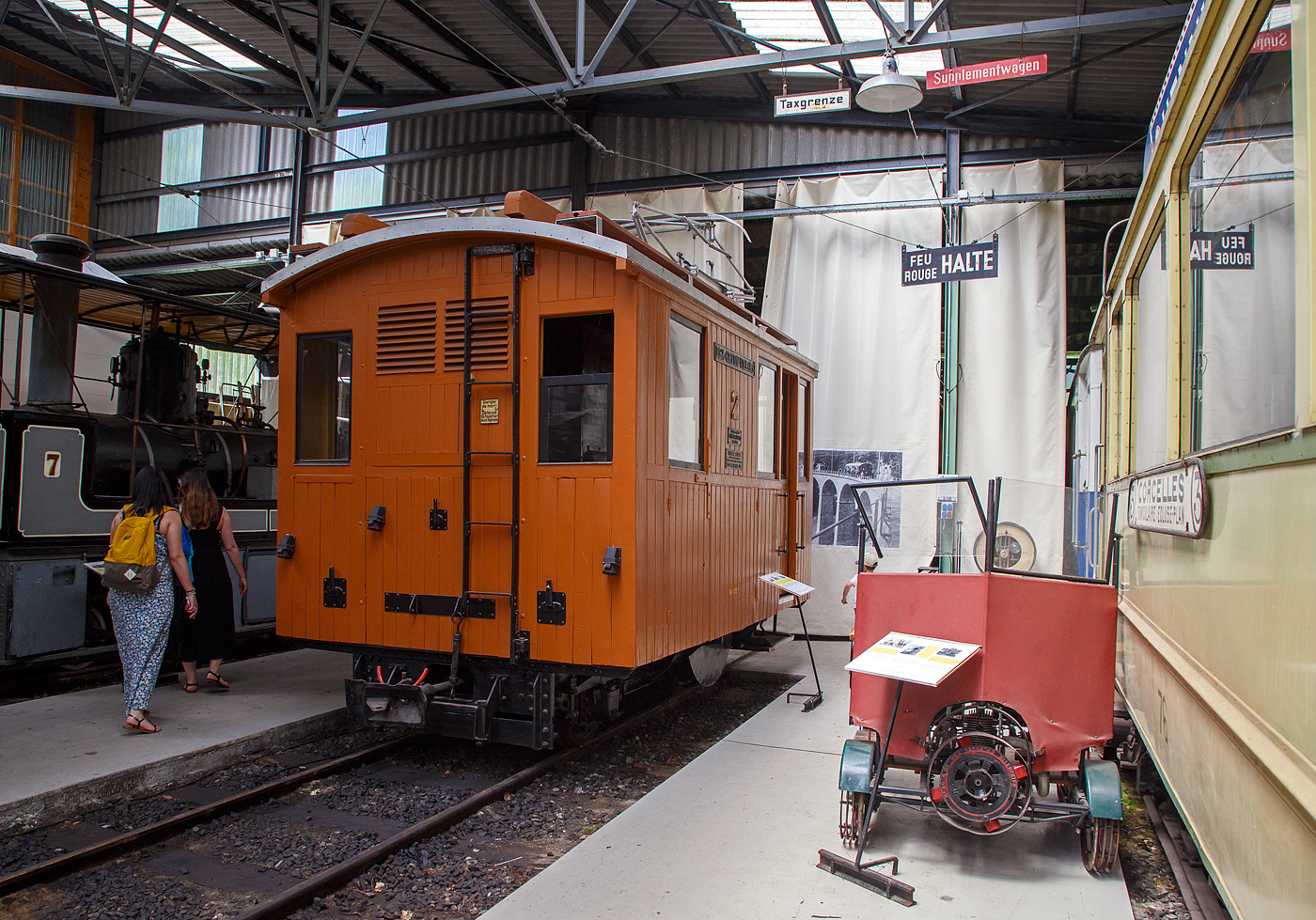 Die elektrische reine Zahnradlokomotive BGV He 2/2 2, später BVB He 2/2 2  La Grisette  der Museumsbahn Blonay–Chamby am 27.05.2022 im Museum Chaulin. Rechts eine kleine Motor-Draisine der RhB, Baujahr ca. 1930.

Die Gleichstrom-Zahnradelektrolok wurde 1899 von der Schweizerischen Lokomotiv- und Maschinenfabrik (SLM) in Winterthur unter der Fabriknummer 1196 gebaut, der elektrische Teil ist von der CIE (Compagnie de l'industrie électrique, ab 1902 CIEM - Compagnie de l’industrie électrique et mécanique und ab 1918 Société Anonyme des Ateliers de Sécheron). Die Lieferung erfolgte an die Chemin de fer électrique Bex–Gryon–Villars (BGV), ab 1905 Chemin de fer Bex–Gryon–Villars–Chesières (BGVC), im Jahr 1942 fusionierten die BGVC mit der VB zur BVB. Im Jahre 1999 fusionierte die BVB mit der Chemin der fer Aigle–Ollon–Monthey–Champéry (AOMC), der Chemin de fer Aigle–Leysin (AL) und der Chemin de fer Aigle–Sépey–Diablerets (ASD) zu den Transports Publics du Chablais (TPC). Mit der Gründung der TPC konnten die vorher zum Teil von der Einstellung bedrohten Schmalspurbahnen ihre Mittel zusammenlegen und ihr Angebot vereinheitlichen.

Die Lok erhielt 1920 einen neuen Lokomotivkasten und war so bis 1985 bei der BVG, insbesondere für den Schneepflugdienst, in Betrieb. Den Spitznamen „la Grisette“ erhielt sie, weil sie ursprünglich eine graue Lackierung trug. Später ging sie an den Verein B.V.B. Promotion, der sie 1997 nicht betriebsfähig restaurierte, im Oktober 2011wurde sie dann an die Museumsbahn Blonay–Chamby und war bis 2014 in einer Lagerhalle abgestellt. Da die SLM He 2/2 elektrische Lokomotiven mit reinen Zahnradantrieb sind und so keinen Adhäsionsantrieb besitzen, können sie sich also nur in einem mit Zahnstange versehenen Gleis fortbewegen, so bleibt die BVB He 2/2 2  La Grisette  bei der BC wohl eine reines Ausstellungsexponat.

SLM He 2/2 sind elektrische Lokomotiven mit Zahnradantrieb, die von der Schweizerischen Lokomotiv- und Maschinenfabrik (SLM) gebaut und mit Drehstrom- oder Gleichstrom-Ausrüstungen verschiedener Hersteller wie Alioth, BBC, CIE, MFO und Rieter versehen wurden. He 2/2 wurden von 1898 bis 1957 in den Spurweiten 800, 1.000 und 1.435 mm hergestellt. Sie weisen keinen Adhäsionsantrieb auf, können sich also nur in einem mit Zahnstange versehenen Gleis fortbewegen.

Bei Lokomotiven der Bex-Villars-Bretaye-Bahn (BVB) und zwei Triebzahnrädern handelt es sich um reine Zahnradlokomotiven. Die beiden Triebzahnräder, für das Zahnstangensystem Abt sind nicht auf den Laufachsen angebracht, sondern unmittelbar neben der Laufachsen gegen die Fahrzeugmitte. Der mechanische Teil stammt von der Schweizerischen Lokomotiv- und Maschinenfabrik (SLM) in Winterthur.

Die 5.000 mm langen Lokomotiven mit einem Dienstgewicht von rund 14,8 t verkehren mit ihren 2 x 81 kW = 162 kW (220 PS) Leistung auf Neigungen bis zu 200 ‰. Sie erreichen dabei bei der Bergfahrt eine Geschwindigkeit von rund 10 km/h, bei Talfahrt war die Geschwindigkeit aus Sicherheitsgründen auf maximal 7,5 km/h limitiert.

TECHNISCH DATEN:
Baujahr: 1899
Nummerierung: 1 und 2 (später noch 3 und 4 von der MC)
Spurweite: 1.000 mm
Achsfolge: 1zz1
Zahnradsystem: 	Abt
Länge über Puffer : 5.000 mm
Länge Lokkasten: 4.250 mm 
Breite: 2.500 mm
Achsstand: 2.270 mm (720 mm – Zahnradabstand 920 mm – 520 mm)
Zahnradteilkreis-Ø: 573 mm
Dienstgewicht: 14,8  t
Leistung: 2 x 110 kW
Zul. Höchstgeschwindigkeit: 10 km/h (Talfahrt 7,5 km/h)
Übersetzung:  1:7,84
Stromsystem: 700 V DC (gleichstrom)
Max. Neigung : 200 ‰