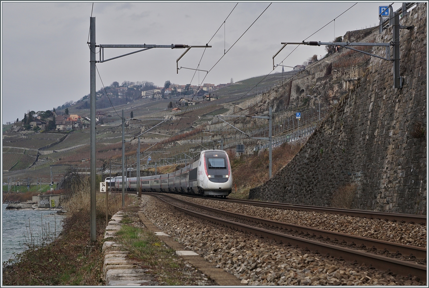 Die letzten Lyria Leistungen auf der Strecke Lausanne - Brig kurz vor der Umstellung des Streckenabschnittes Lausanne - Villeneuve auf ETCS: Der Lyria TGV 9263 bestehend aus dem Rame 4405 mit den Triebköpfen 93 87 0384 00-1 F-SNCF und 9387 0384 101-9 SNCF (Alstom 2006) ist von Paris Gare de Lyon kommend kurz vor St-Saphorin auf dem Weg in Richtung Brig.

4. März 2017