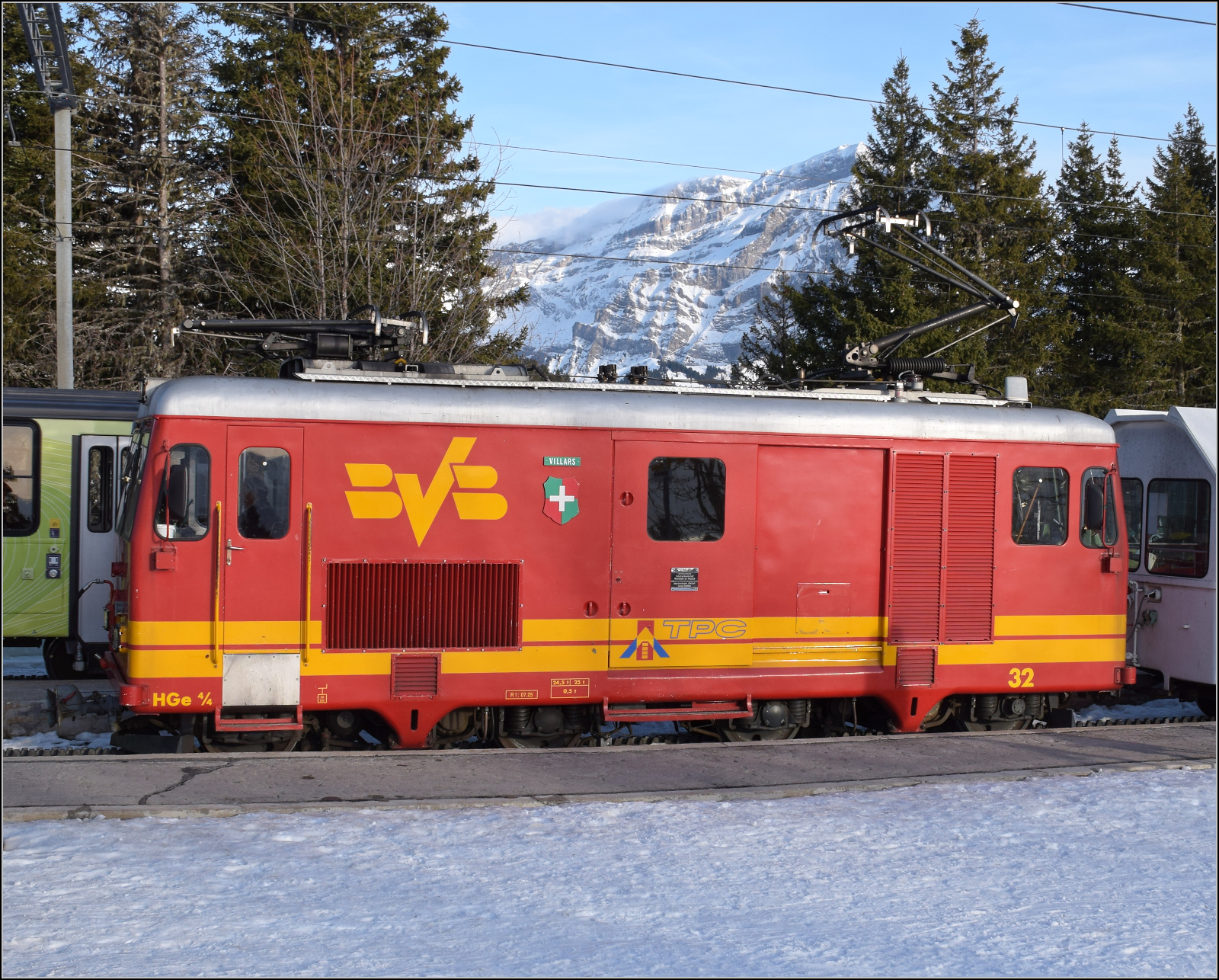Die Lokomotive HGe 4/4 32 'Villars' wurde 1964 von SIG und MFO an die BVB geliefert. Wahrscheinlich könnte man sie ungestraft auch als Gepäcktriebwagen bezeichnen. In der Skisaison kommt sie mit den Panoramawagen zum Einsatz, da braucht es durchaus genügend Rollmaterial im Einsatz, um den Andrang an Skifahrern zu genügen, im oberen Streckenteil zum Col de Bretaye sind gleichzeitig vier Zuggarnituren im Einsatz. Bouquetins, Januar 2026.