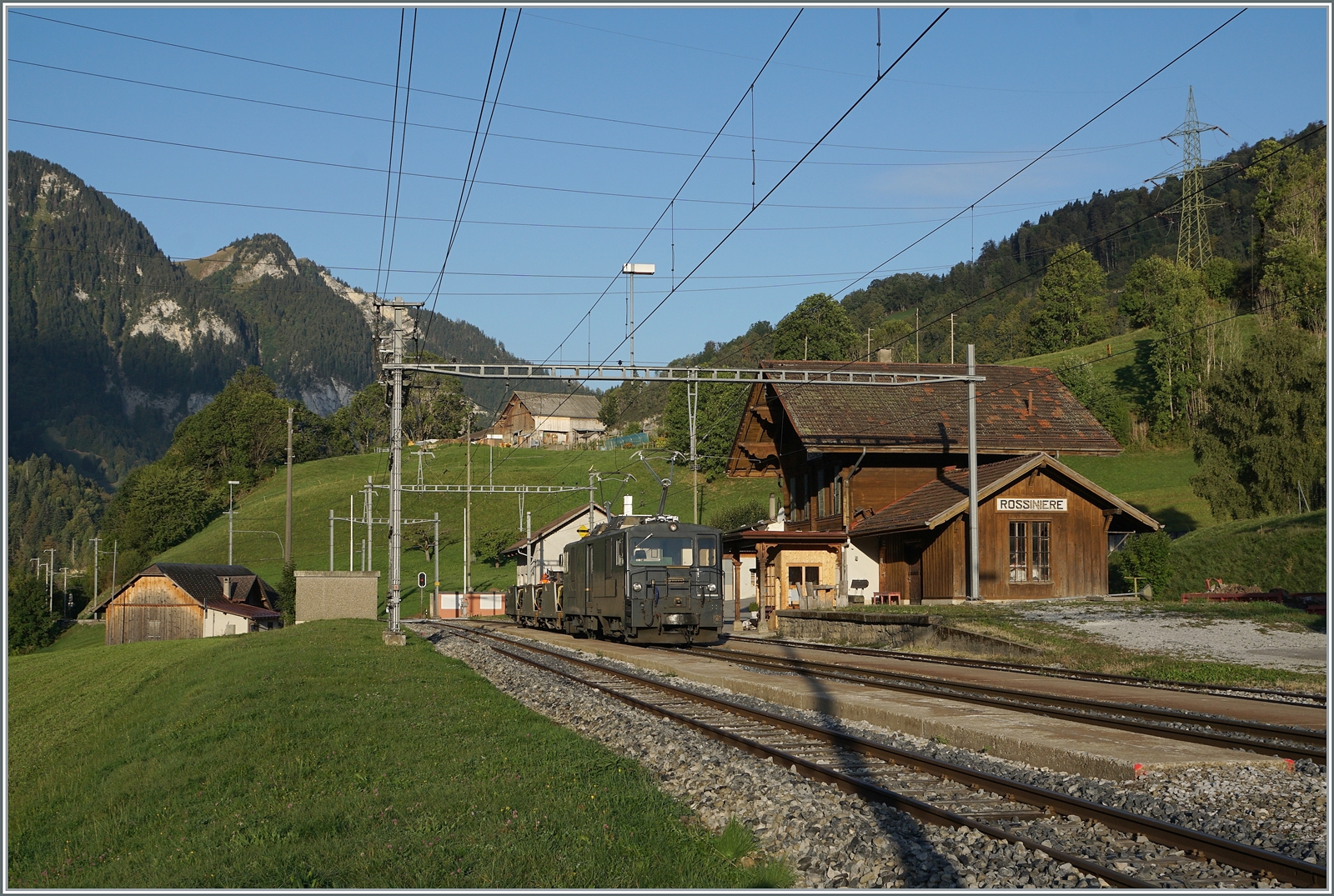 Die MOB GDe 4/4 6002 steht mit einigen Schotterwagen in Rossinières und wartet auf die Überholung durch den GPX.

29. Sept. 2023