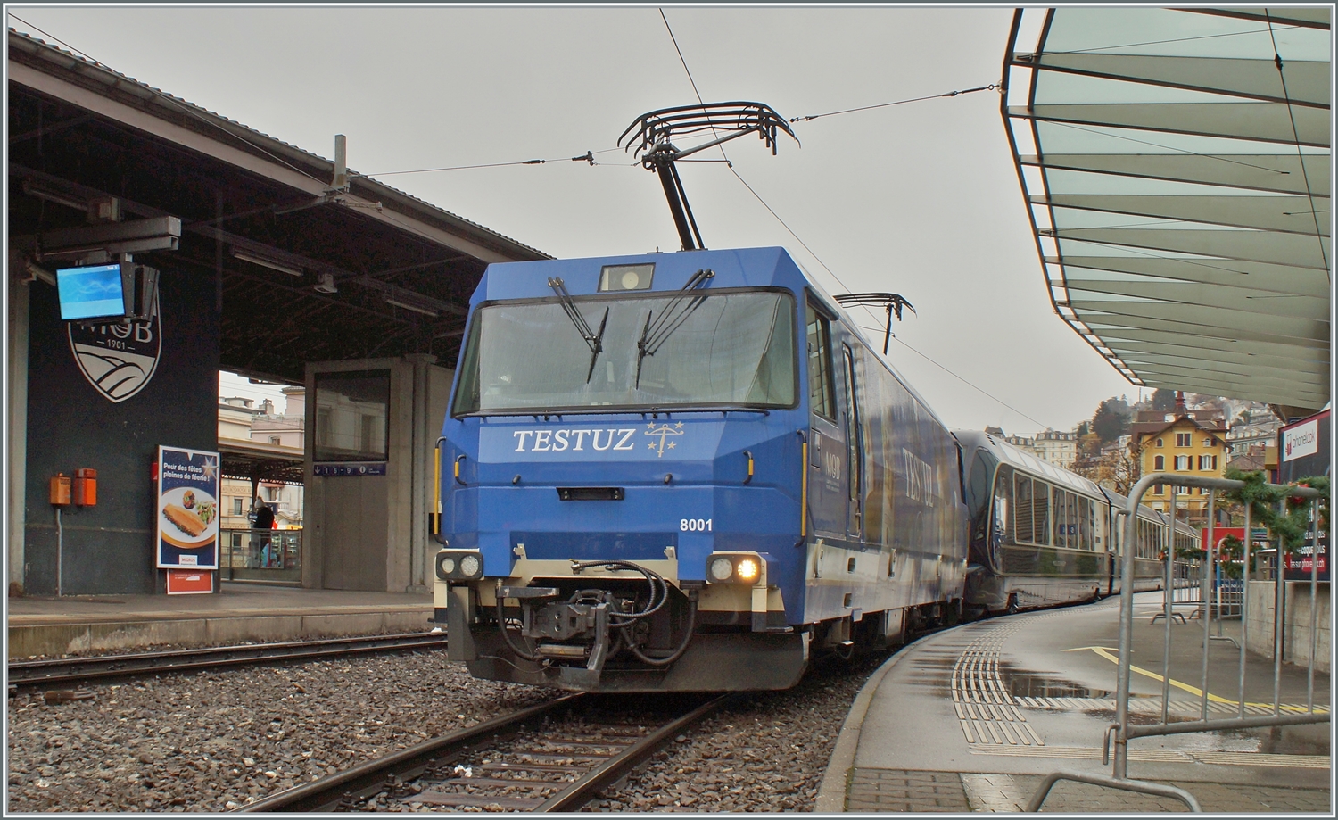 Die MOB Ge 4/4 8001 in fast traditionellem MOB Blau wartet mit ihrem GPX (GoldenPassExpress) in Montreux gut zwei Tage zu früh auf die Abfahrt nach Interlaken Ost. 

9. Dezember 2022