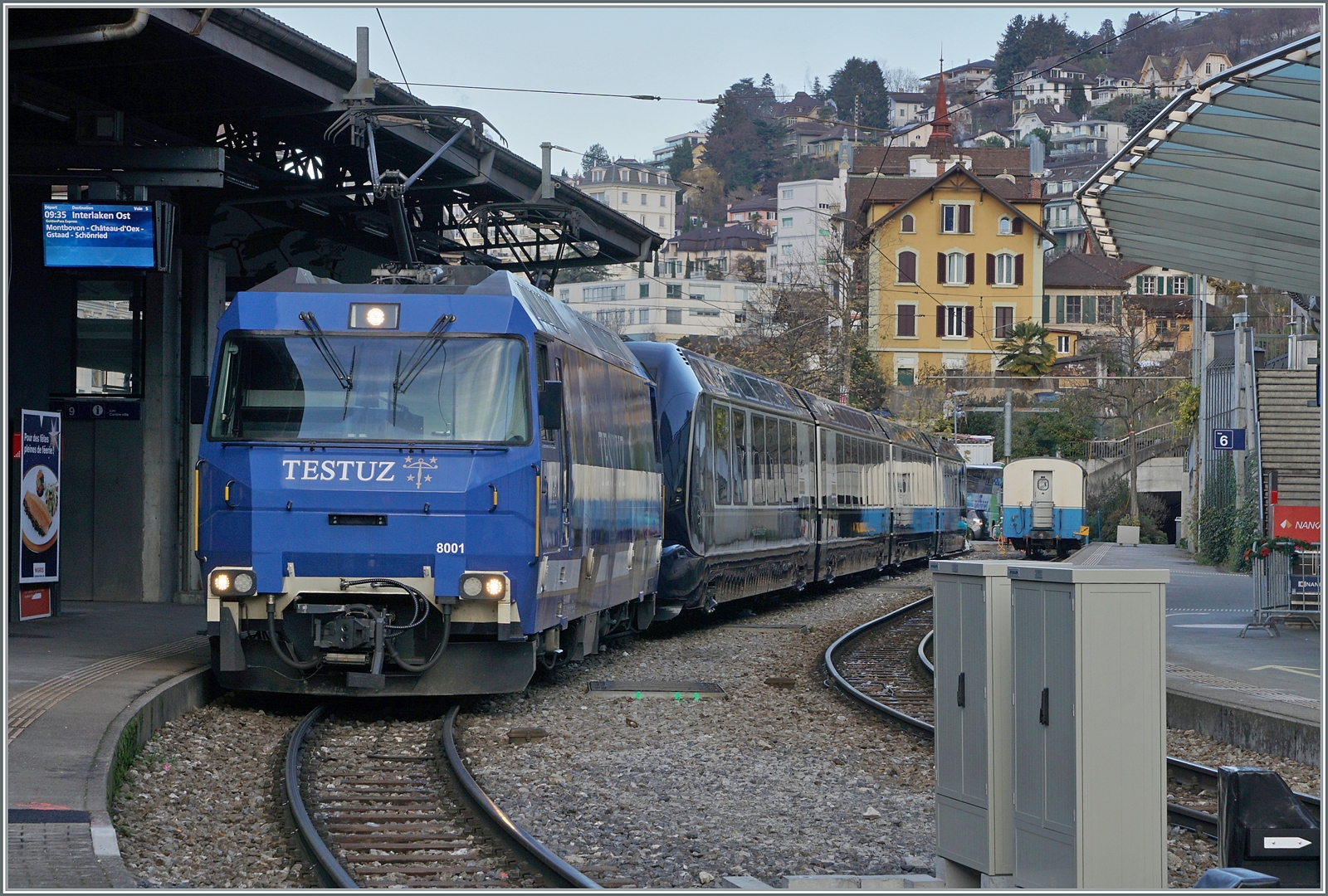 Die MOB Ge 4/4 8001 wartet mit den Spurwechselwagen Classe Prestige und 2. Klasse (96 85 8300 184-5 CH-MOB) dem 2. Klasse Wagen 96 85 8300 284-3 CH-MOB) dem 1. Klasse Wagen 96 85 8300 194-4 CH-MOB und dem Schlusswagen mit 1. Klasse und Classe Prestige (96 85 8300 184-5 CH-MOB als GPX GoldenPass Express 4068 in Montreux auf die Abfahrt nach Interlaken Ost. Wie aus den Wagenreihung hervorgeht, führt der Zug keinen Speisewagen. Besonders in der Classe Prestige und auch in der 1. Klasse regionale Köstlichkeiten am Platz serviert, wie z.B. Wein, Käse und Kaviar Kaviar? Nun, allem Anschein nach stammt der Kaviar aus Frutigen, und das ist ja praktisch im Einzugsgebiet des GPX...

11. Dezember 2022