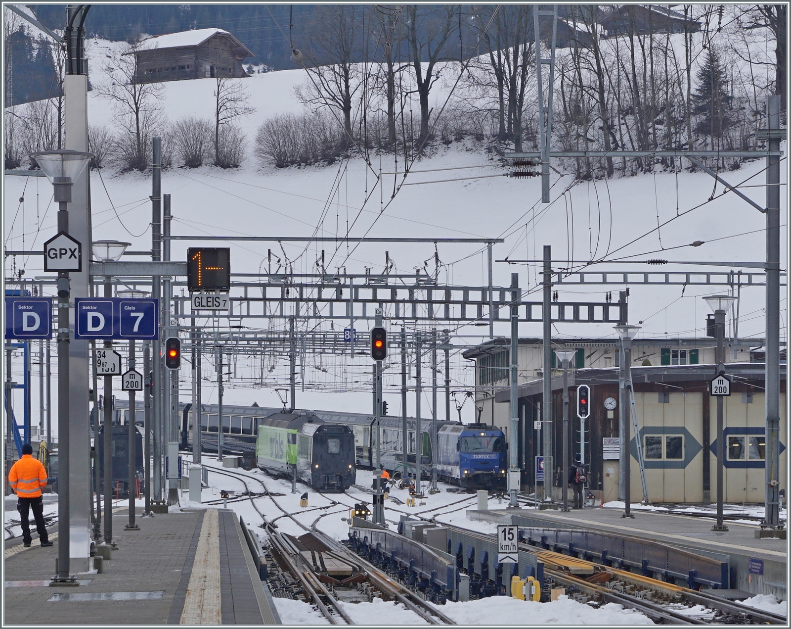 Die MOB Ge 4/4 8001 erreicht mit dem GolenPass Express GPX 4068 von Montreux kommend Zweisimmen. 

15. Dez. 2022