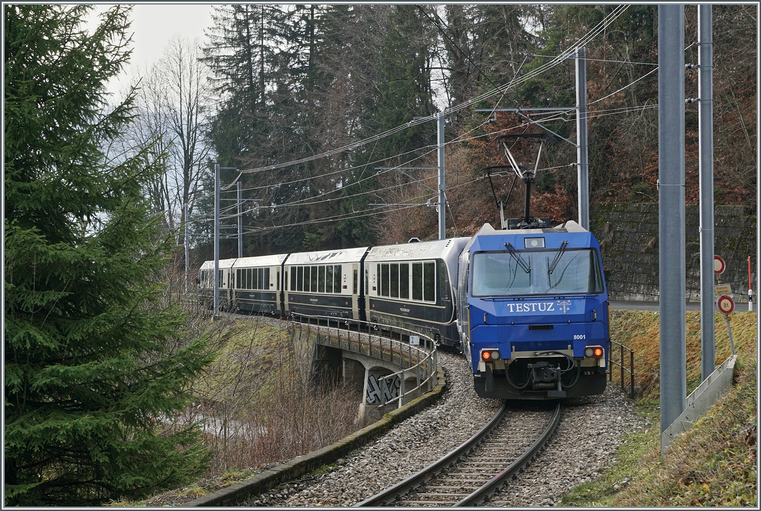 Die MOB Ge 4/4 8001 ist als Schublok mit dem GoldenPass Express 4065 von Interlaken nach Montreux unterwegs. Die Ge 4/4 8001 hat den Zug in Zweisimmen �bernommen und rollt nun kurz nach der 93 Meter langen Pont Gardiol, welche den Bois des Chenaux �berbr�ckt, ihrem Ziel Montreux entgegen.

4. Januar 2023